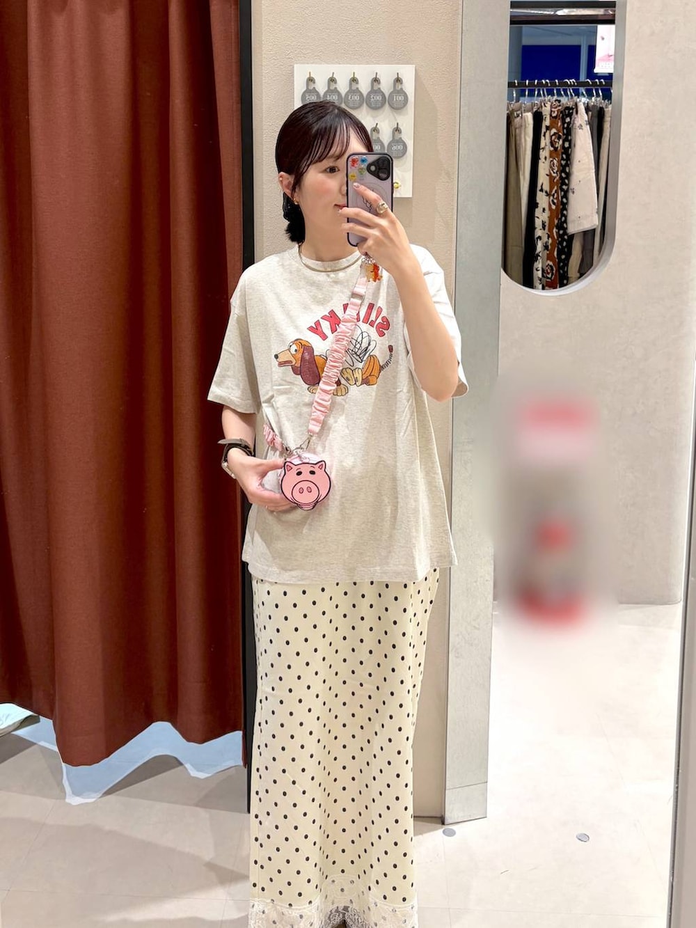ホワイト系のスカート、ベージュ系のTシャツ/カットソー、その他のポーチを着用したレディースの夏コーディネートの2枚目の写真