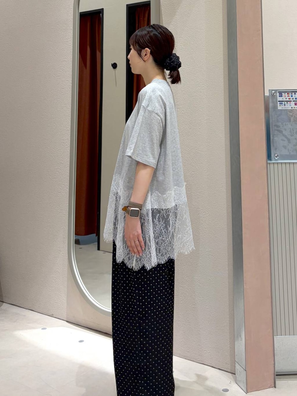 ホワイト系のショルダーバッグ、ブラウン系のサンダル、ブラック系のその他パンツを着用したレディースの夏コーディネートの2枚目の写真