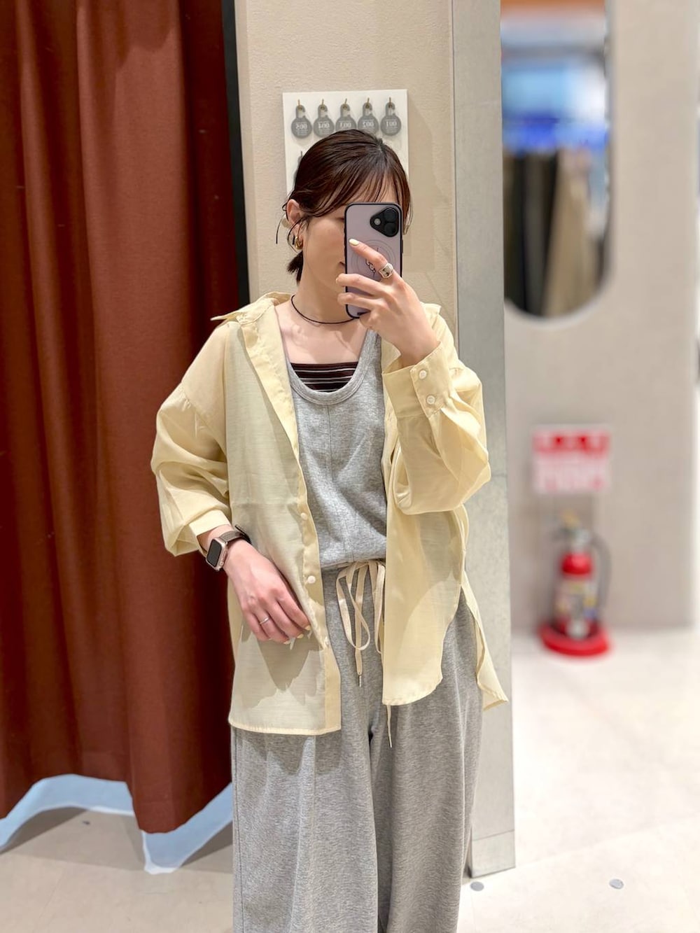 イエロー系のシャツ/ブラウス、ブラウン系のタンクトップ、グレー系のサロペット/オーバーオールを着用したレディースの春コーディネートの3枚目の写真