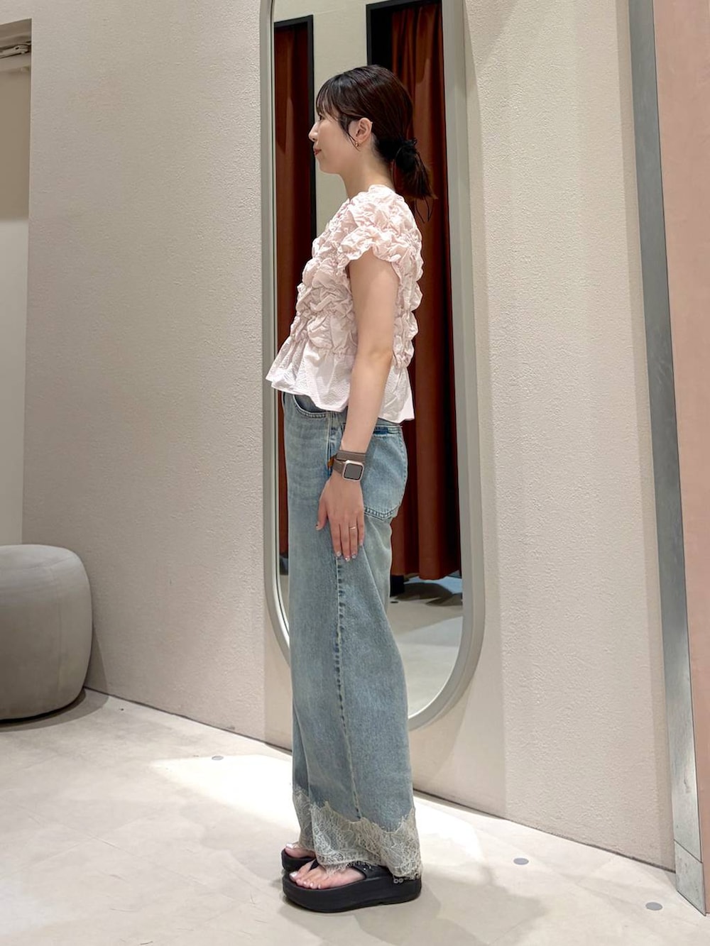 ピンク系のシャツ/ブラウス、ブルー系のデニムパンツ、ブラック系のボストンバッグを着用したレディースの夏コーディネートの3枚目の写真
