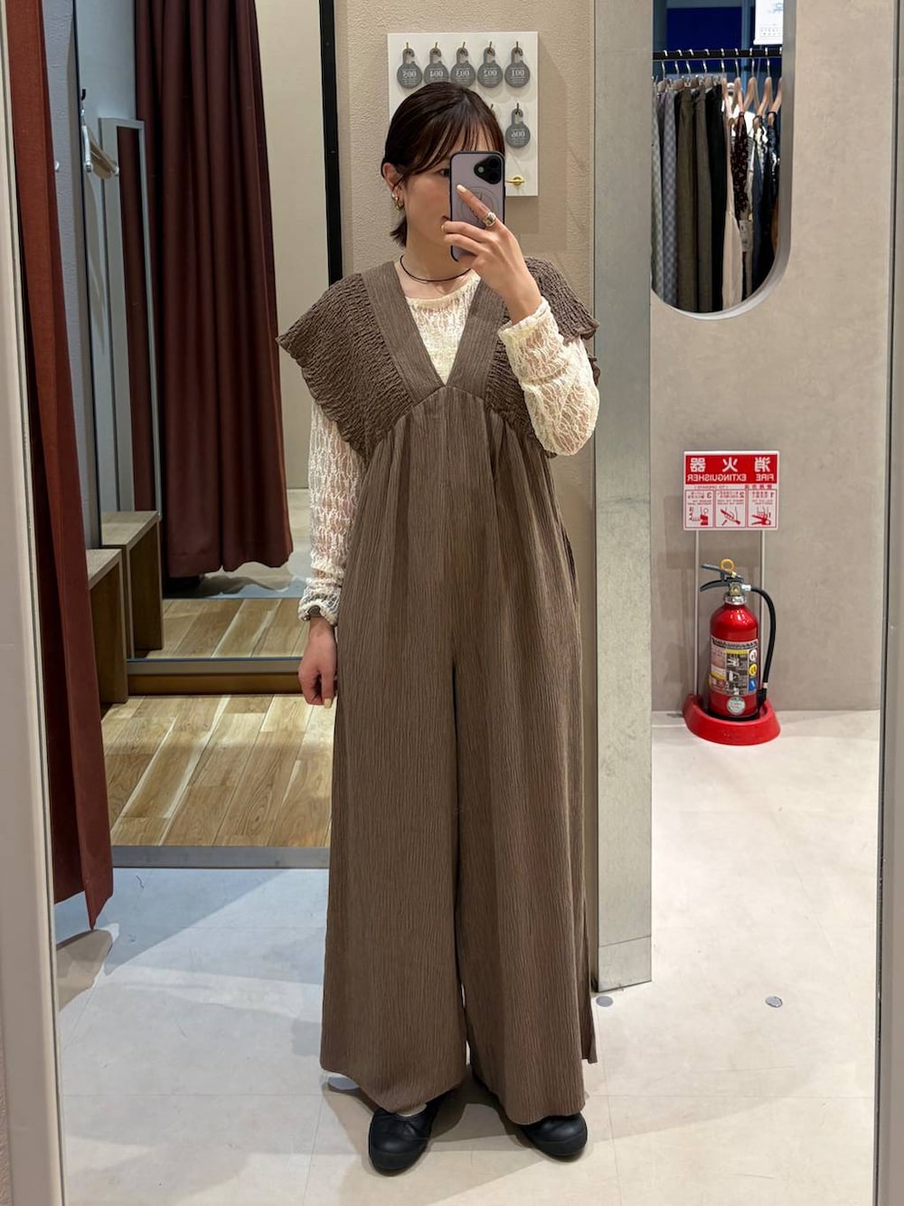 ベージュ系のサロペット/オーバーオール、ホワイト系のTシャツ/カットソーを着用したレディースの春コーディネートの2枚目の写真