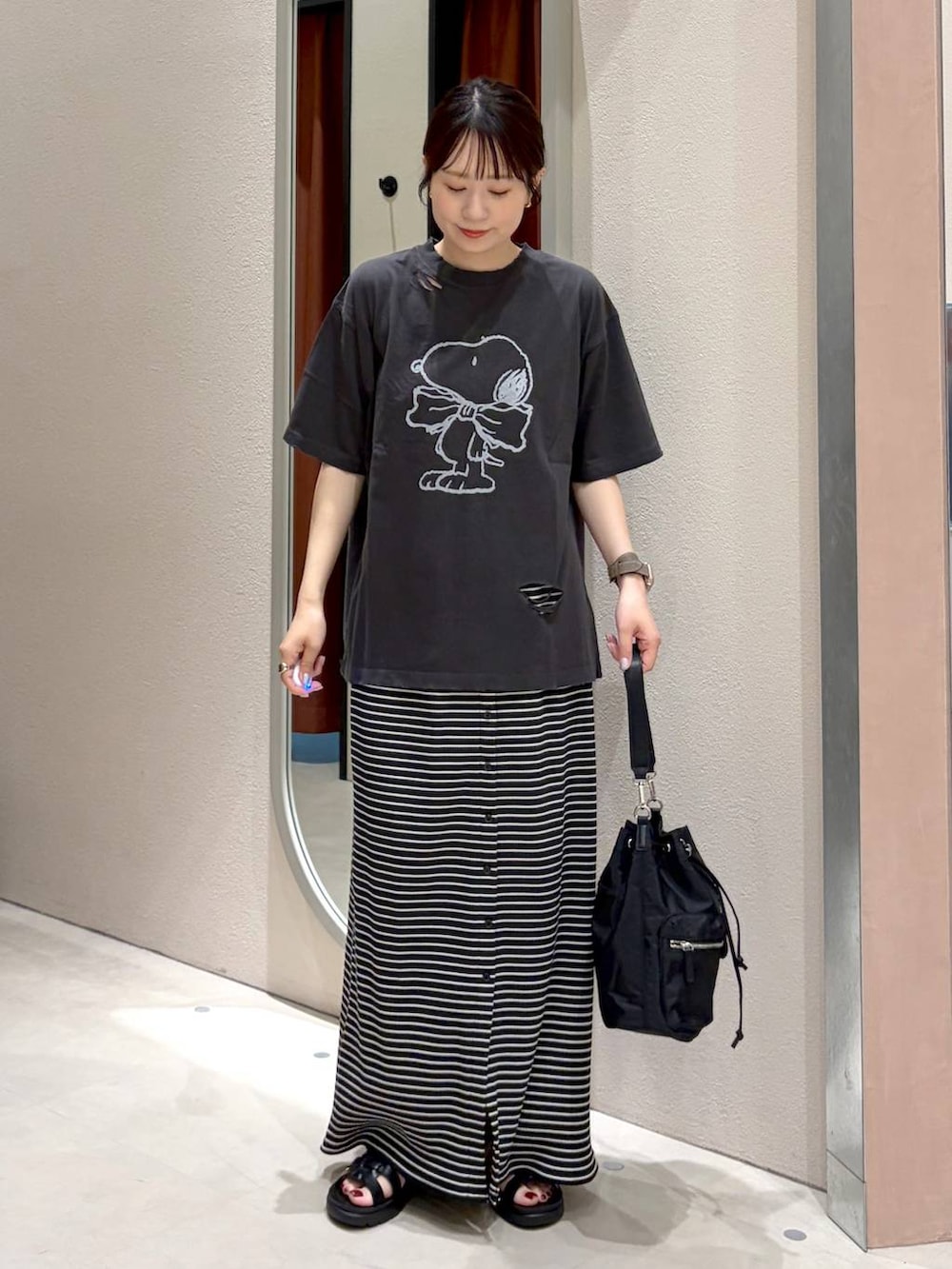ブラック系のサンダル、ブラック系のショルダーバッグ、ブラック系のスカートを着用したレディースの夏コーディネートの2枚目の写真