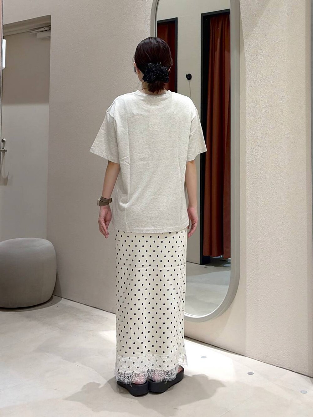 ホワイト系のスカート、ベージュ系のTシャツ/カットソー、その他のポーチを着用したレディースの夏コーディネートの4枚目の写真