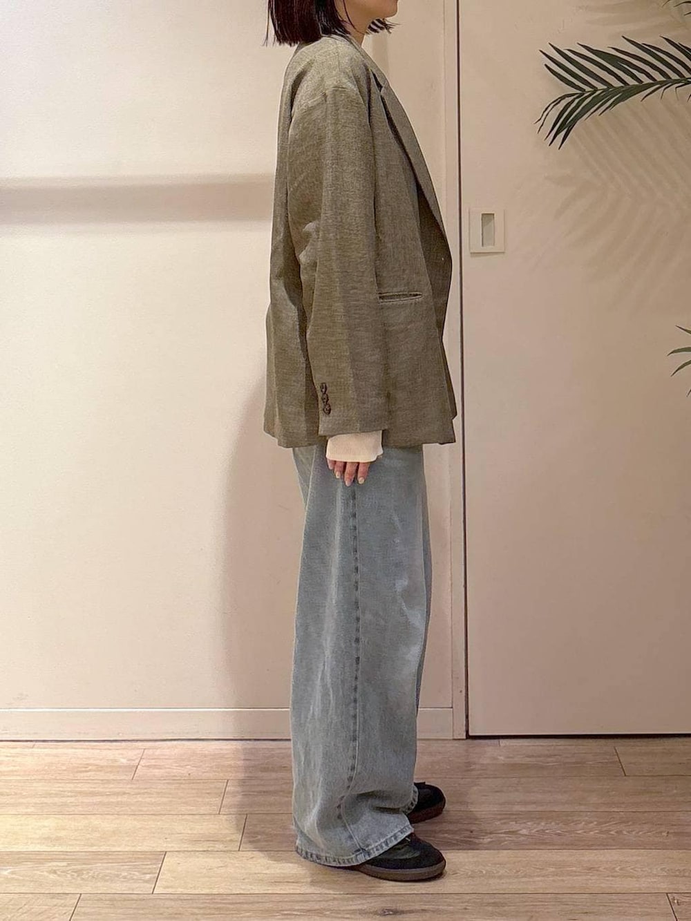 ホワイト系のニット/セーター、ブラウン系のテーラードジャケット、ホワイト系のTシャツ/カットソーを着用したレディースの春コーディネートの4枚目の写真