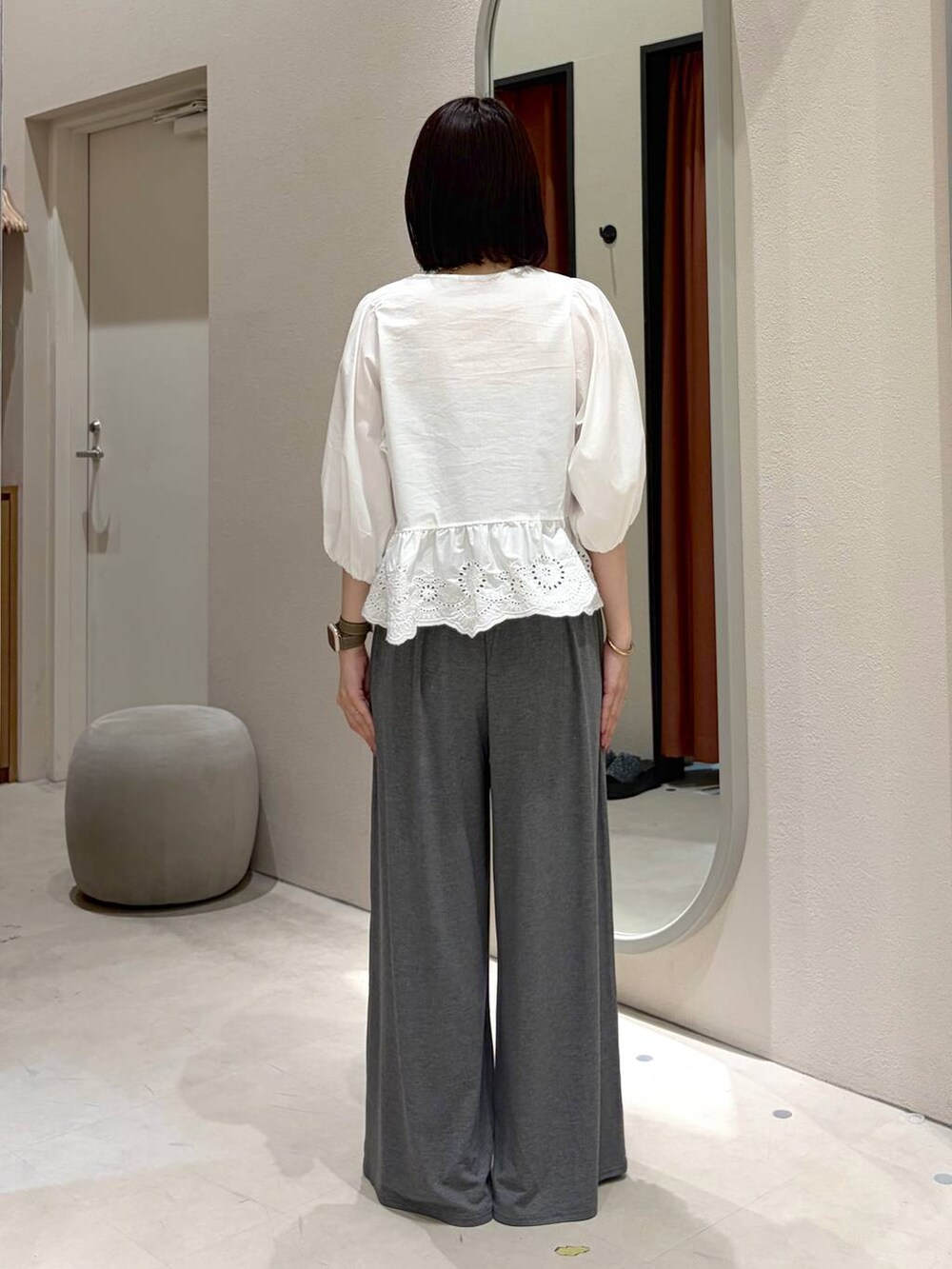グレー系のその他パンツ、ブラウン系のサンダル、ホワイト系のシャツ/ブラウスを着用したレディースの春コーディネートの3枚目の写真