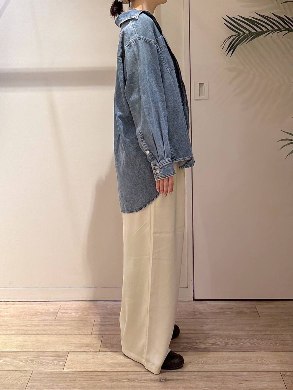 ホワイト系のTシャツ/カットソー、ブルー系のシャツ/ブラウス、ホワイト系のベストを着用したレディースの春コーディネートの4枚目の写真