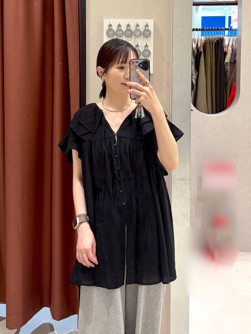 その他のショルダーバッグ、グレー系のスウェットパンツ、ブラック系のワンピースを着用したレディースの夏コーディネートの2枚目の写真