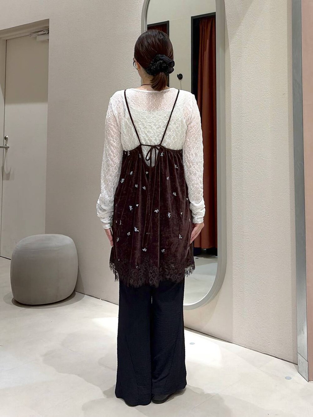 ホワイト系のTシャツ/カットソー、ブラウン系のワンピース、ブラウン系のボディバッグ/ウエストポーチを着用したレディースの秋コーディネートの3枚目の写真