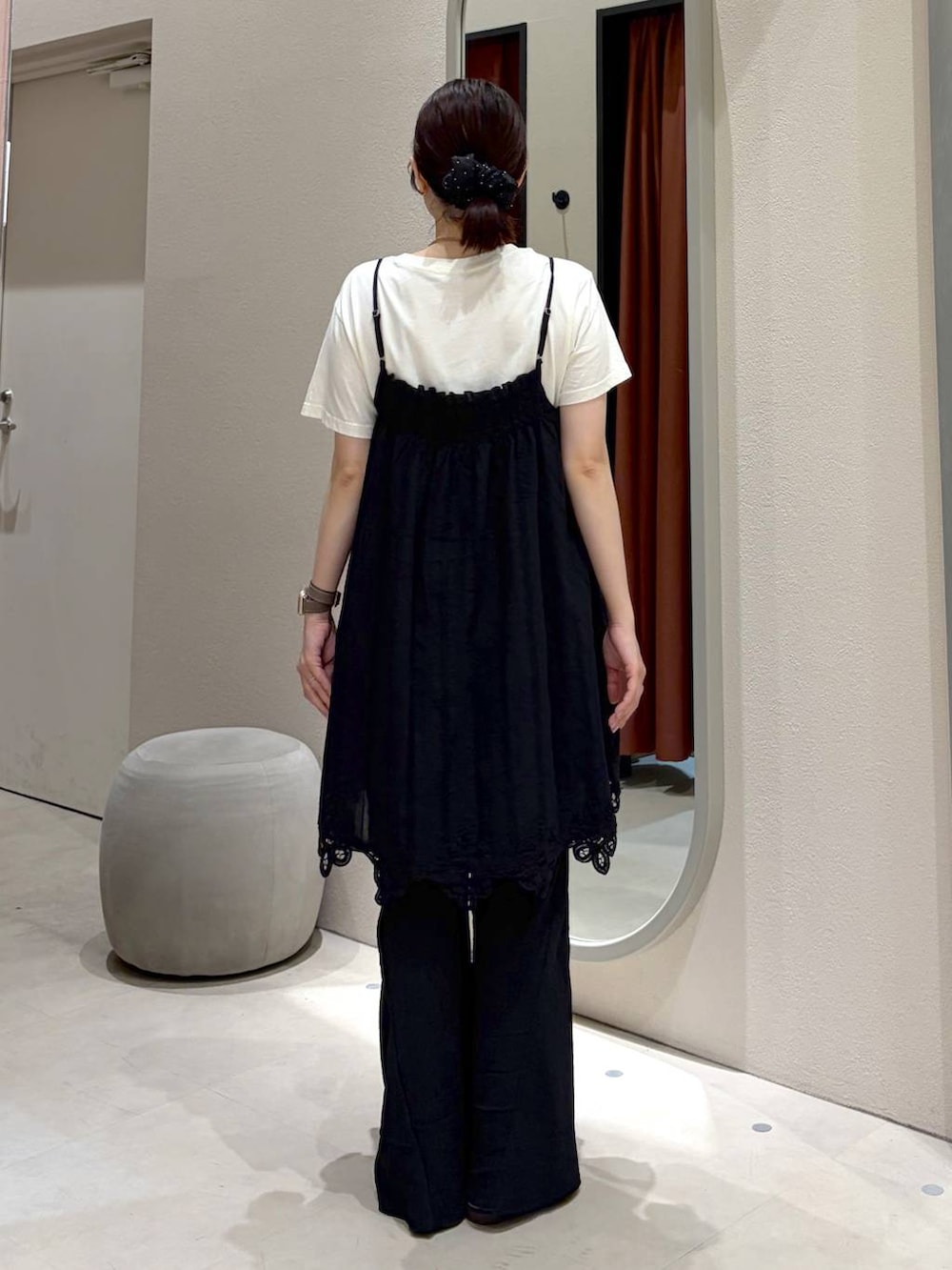 ブラウン系のサンダル、ブラック系のその他パンツ、ブラック系のワンピースを着用したレディースの夏コーディネートの3枚目の写真