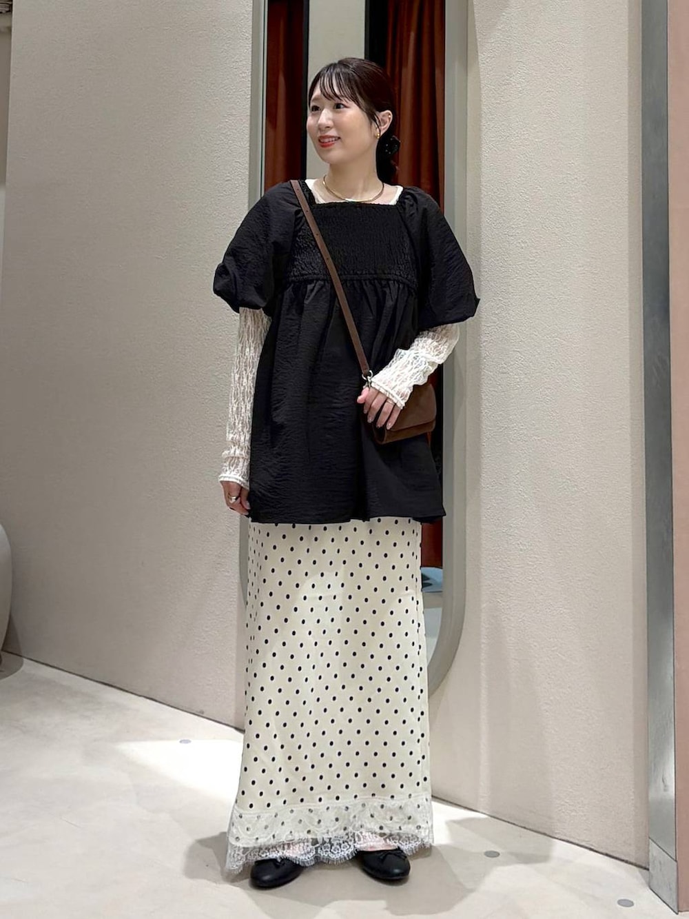 ブラック系のバレエシューズ、ブラック系のシャツ/ブラウス、ホワイト系のTシャツ/カットソーを着用したレディースの夏コーディネートの2枚目の写真