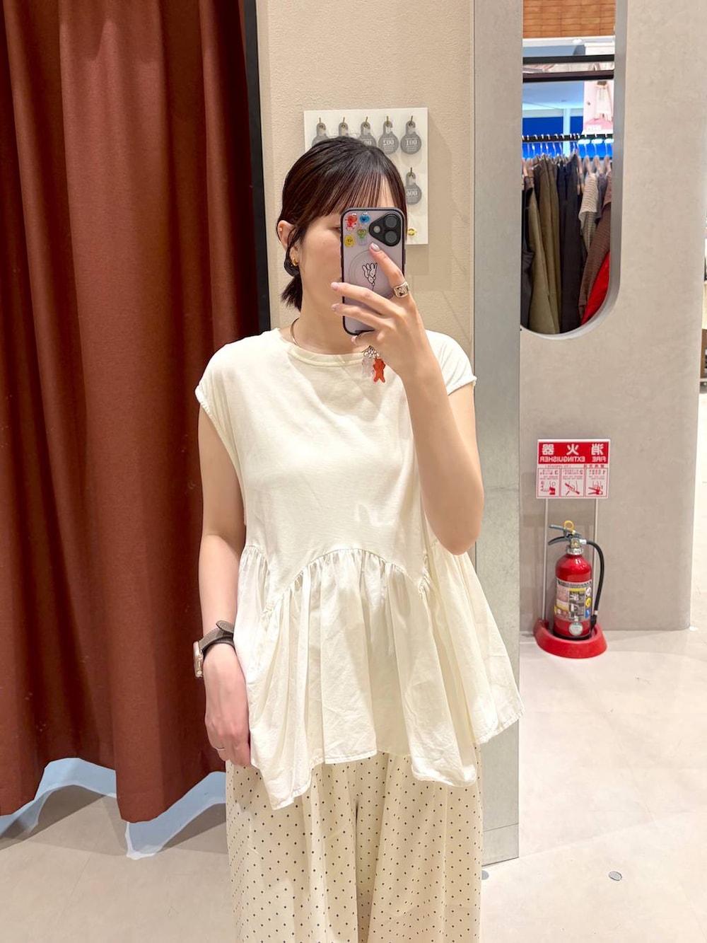 ホワイト系のTシャツ/カットソー、ホワイト系のその他パンツを着用したレディースの夏コーディネートの2枚目の写真