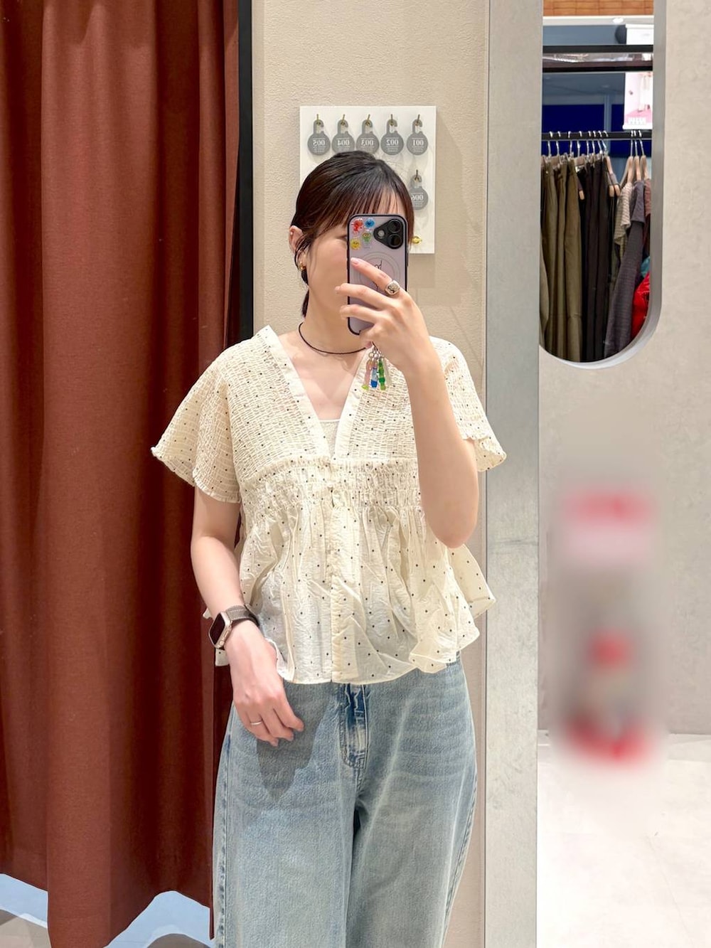 ゴールド系のタンクトップ、ブルー系のデニムパンツ、ブラウン系のボディバッグ/ウエストポーチを着用したレディースの夏コーディネートの2枚目の写真