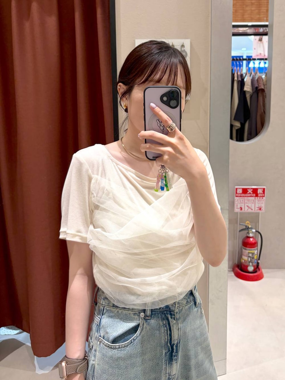 ホワイト系のTシャツ/カットソー、ブルー系のデニムパンツ、ブラウン系のトートバッグを着用したレディースの夏コーディネートの2枚目の写真