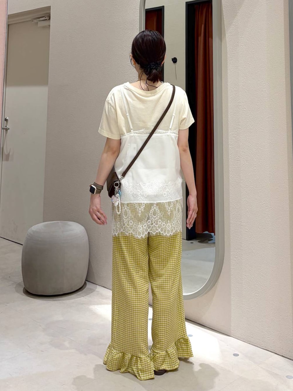 ブラウン系のサンダル、ブラウン系のボディバッグ/ウエストポーチ、ホワイト系のTシャツ/カットソーを着用したレディースの夏コーディネートの4枚目の写真