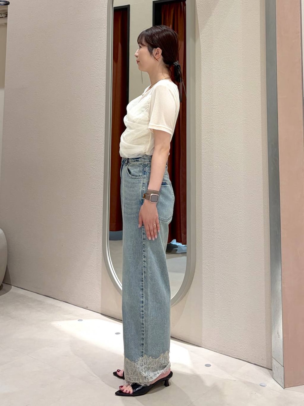 ホワイト系のTシャツ/カットソー、ブルー系のデニムパンツ、ブラウン系のトートバッグを着用したレディースの夏コーディネートの3枚目の写真