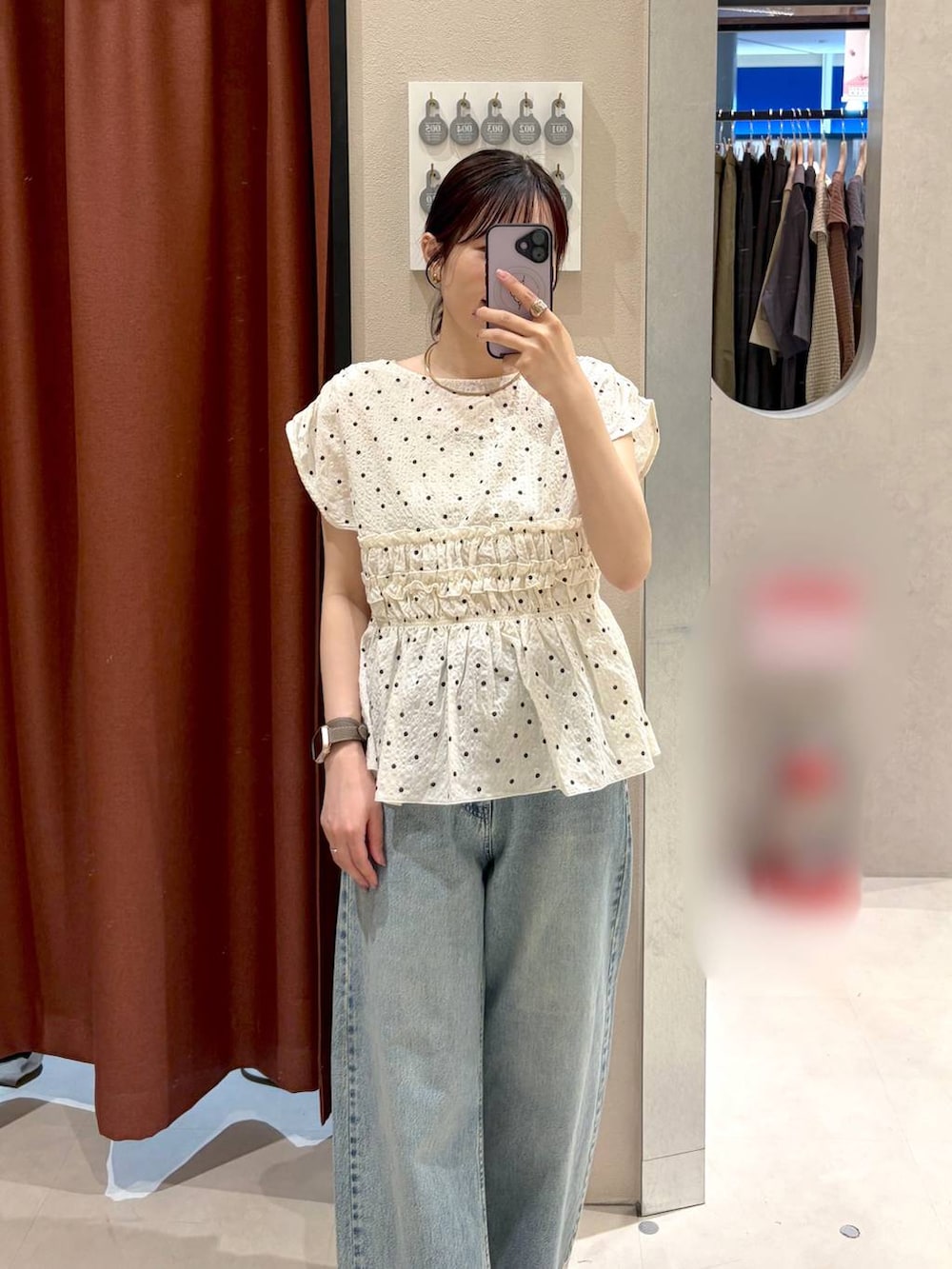 ブルー系のデニムパンツ、ブラウン系のサンダル、ブラウン系のトートバッグを着用したレディースの春コーディネートの2枚目の写真