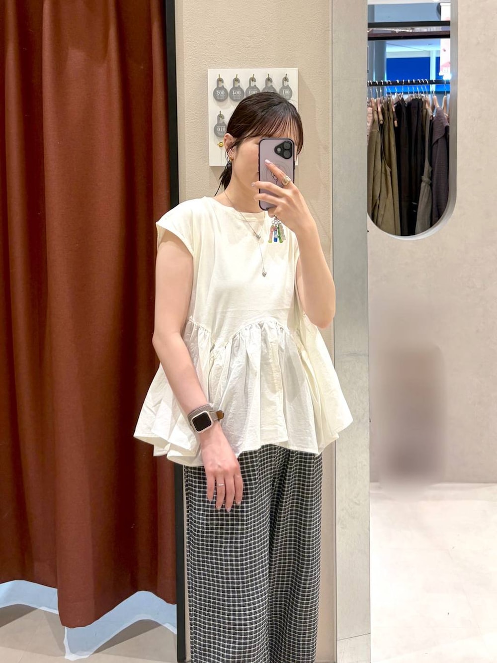 ホワイト系のTシャツ/カットソー、シルバー系のサンダル、ブラウン系のボディバッグ/ウエストポーチを着用したレディースの夏コーディネートの2枚目の写真