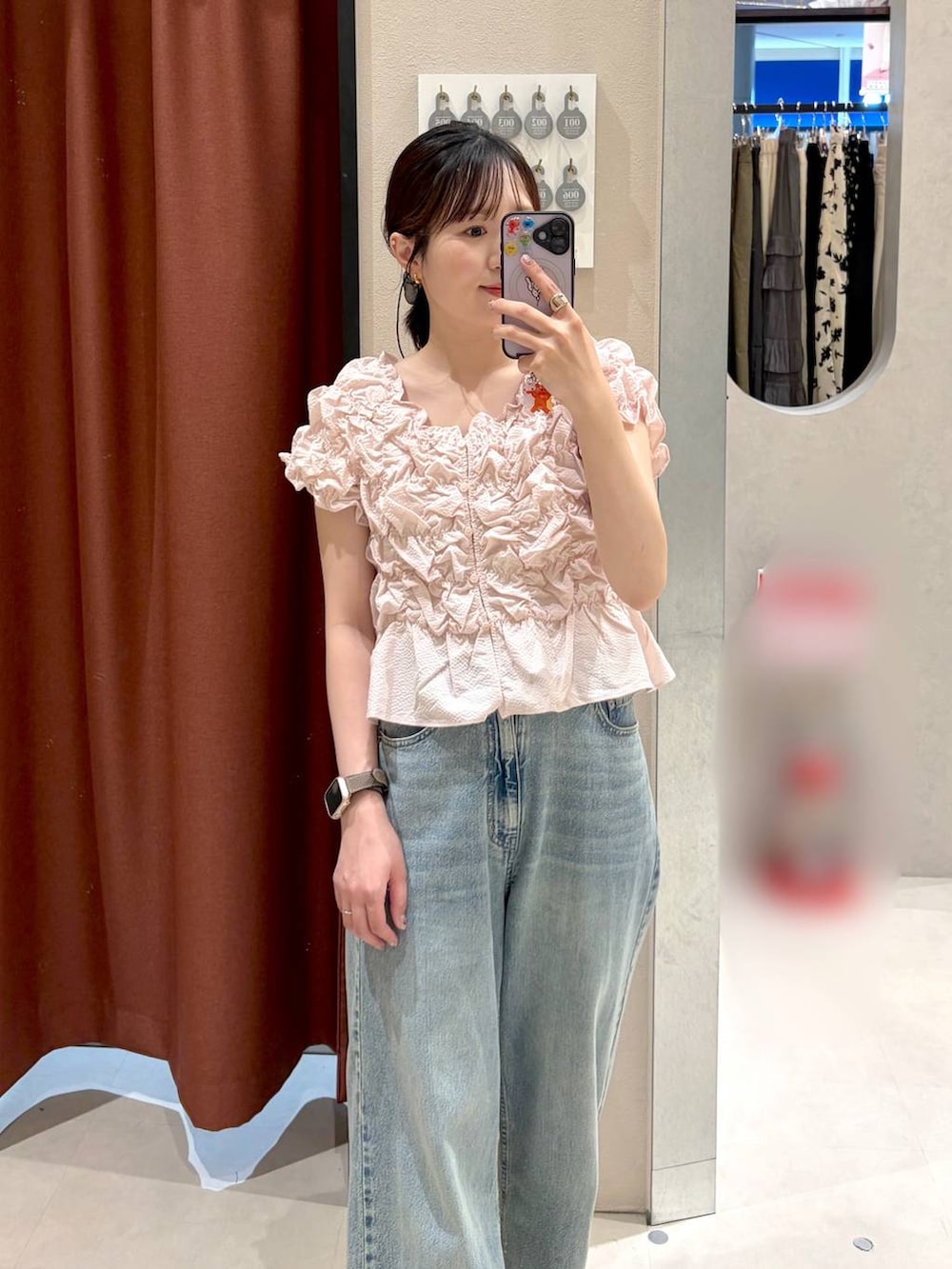 ピンク系のシャツ/ブラウス、ブルー系のデニムパンツ、ブラック系のボストンバッグを着用したレディースの夏コーディネートの2枚目の写真