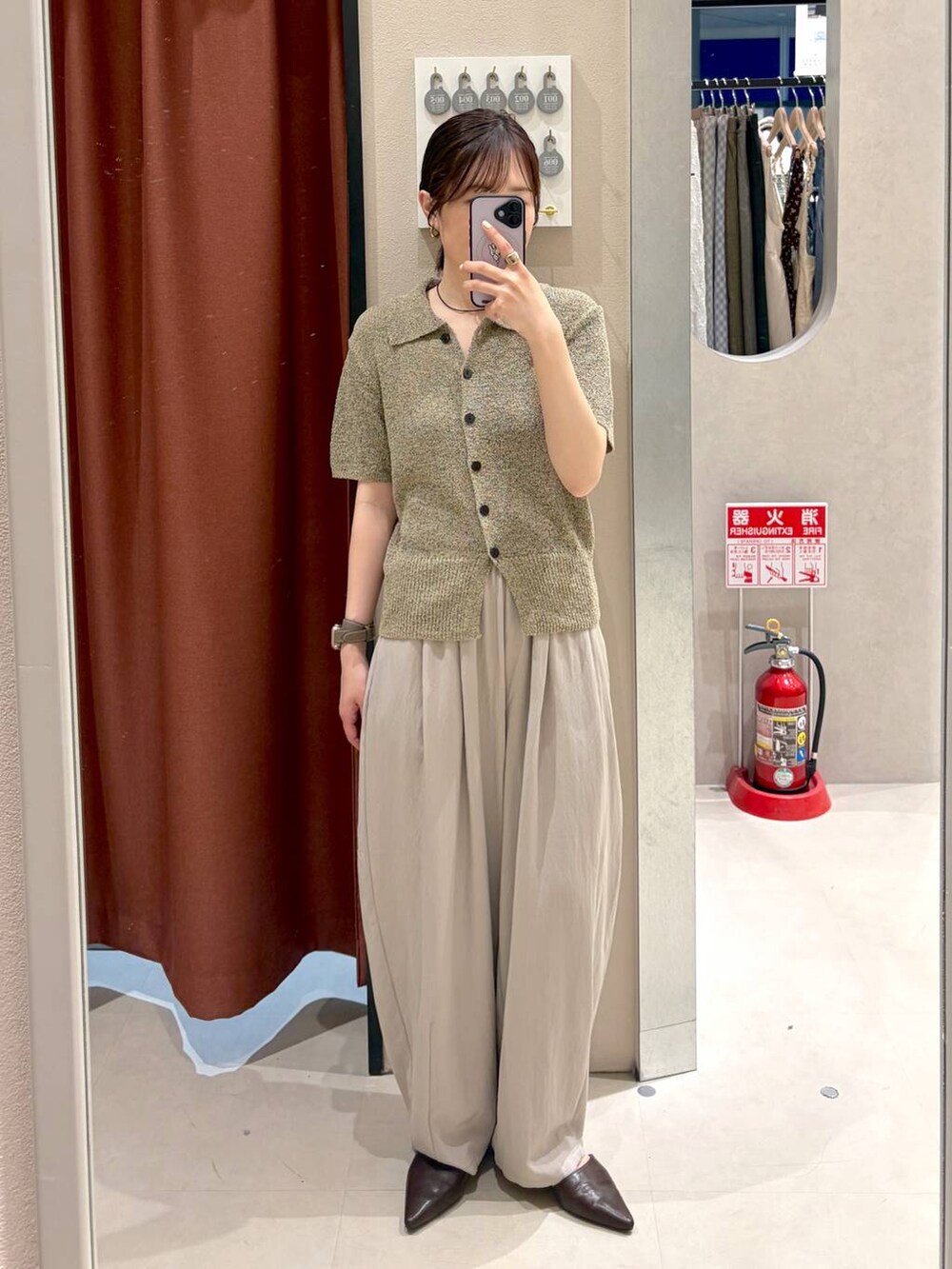 ブラウン系のサンダル、ベージュ系のTシャツ/カットソー、ホワイト系のその他パンツを着用したレディースの春コーディネートの2枚目の写真