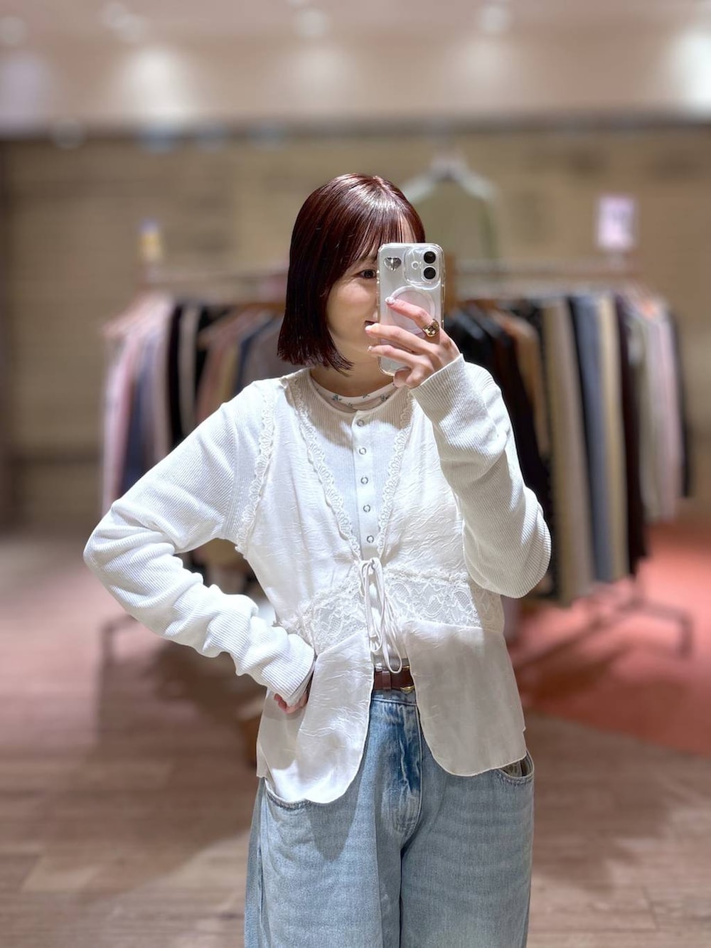 ホワイト系のニット/セーター、ブラウン系のテーラードジャケット、ホワイト系のTシャツ/カットソーを着用したレディースの春コーディネートの3枚目の写真