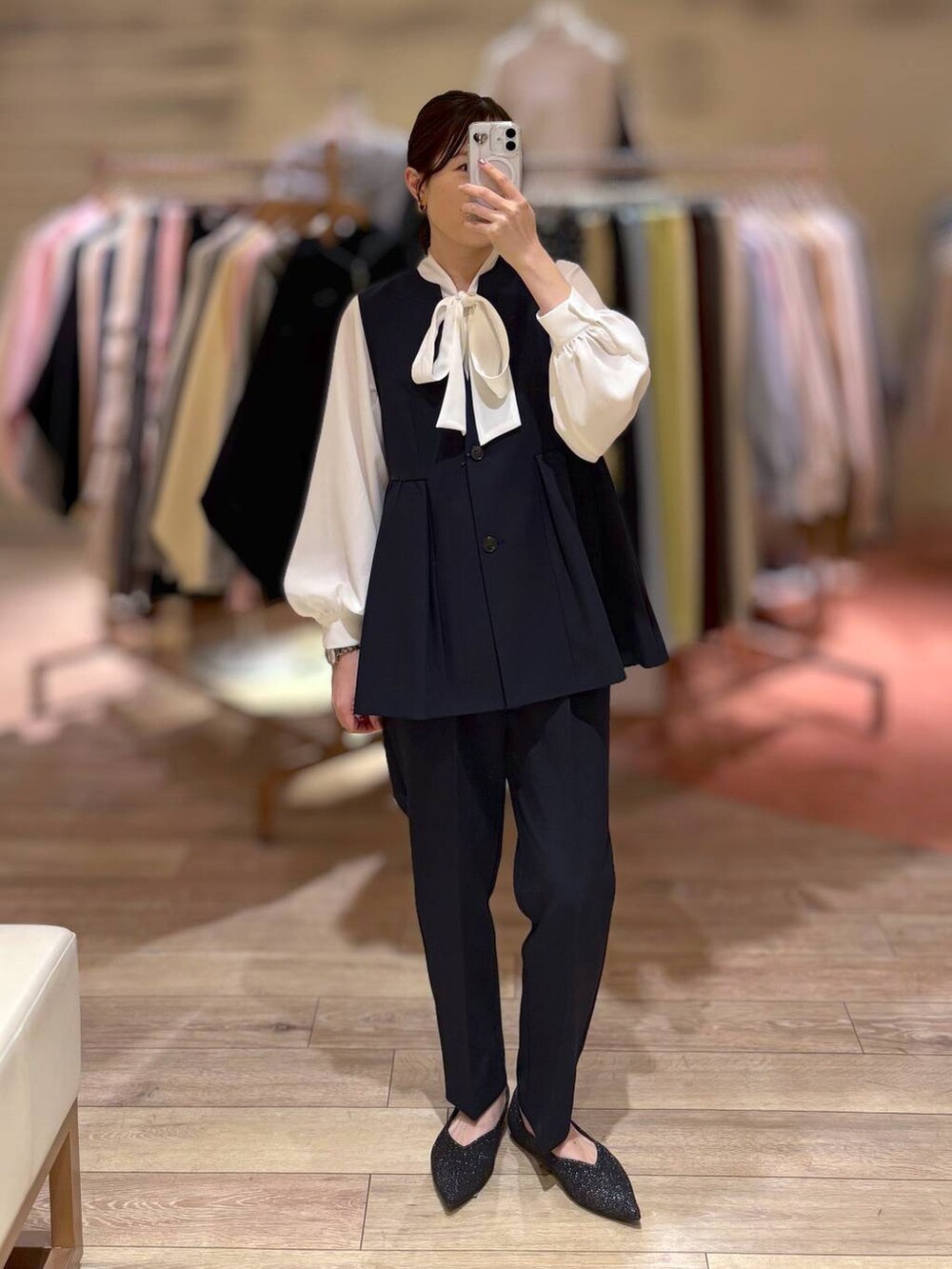 ブルー系のその他パンツ、ブルー系のベスト、ホワイト系のシャツ/ブラウスを着用したレディースの冬コーディネートの2枚目の写真