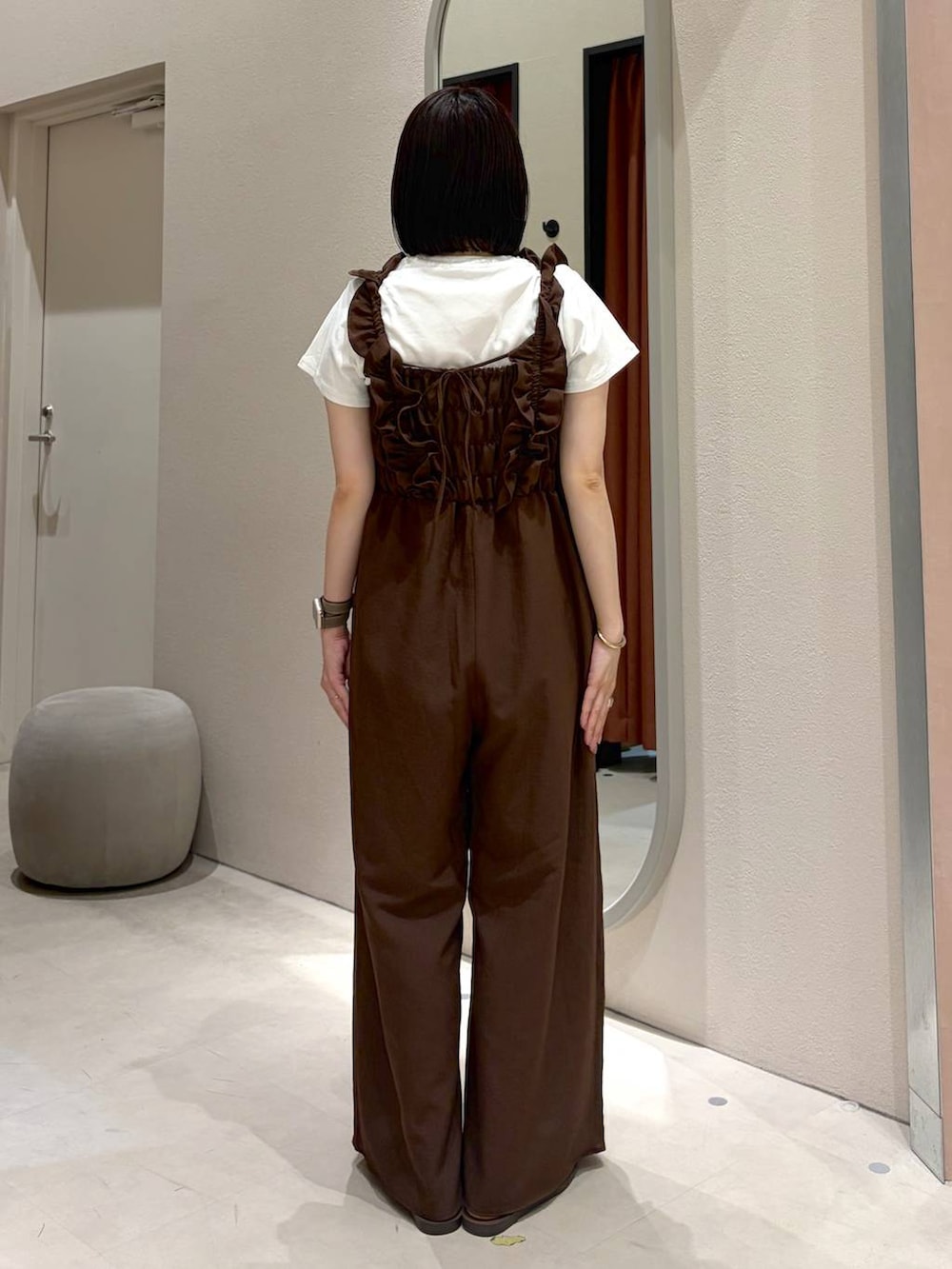 ホワイト系のTシャツ/カットソー、ブラウン系のサンダル、ブラウン系のボディバッグ/ウエストポーチを着用したレディースの春コーディネートの3枚目の写真