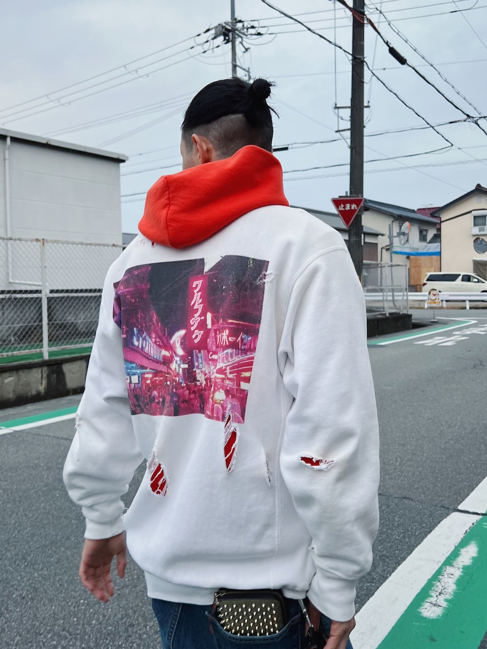 「ストリート、オーバーサイズ、チャンピオン パーカー、リーバイス、バギーデニム」｜「WRFZKのアイテム（スウェット、ホワイト系）」を使った、mot♂さん（メンズ・173cm）の春コーディネートの2枚目の写真