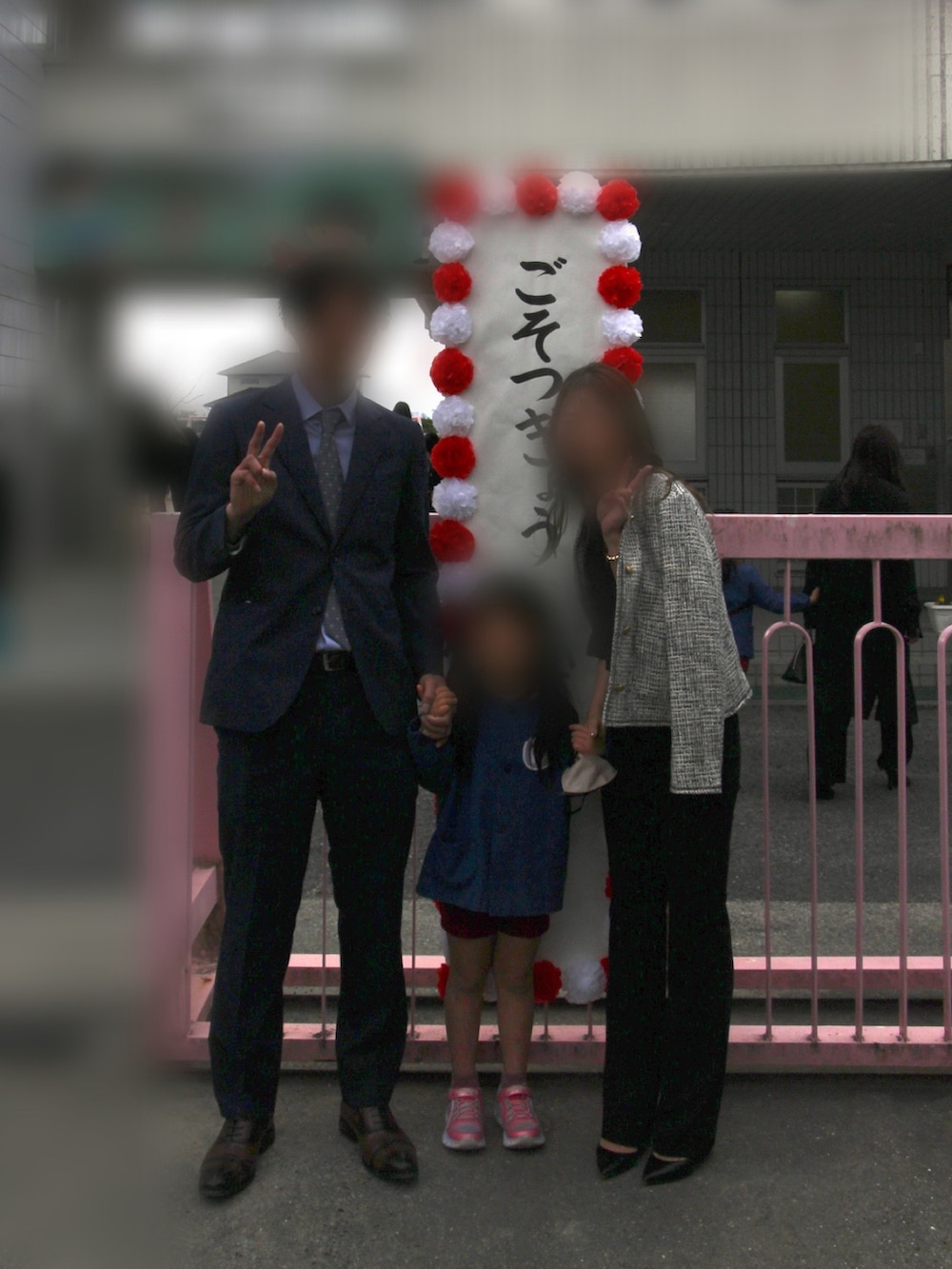 その他のノーカラージャケット、ブラック系のショルダーバッグ、ブラック系のスーツパンツを着用したレディースの春コーディネートの2枚目の写真