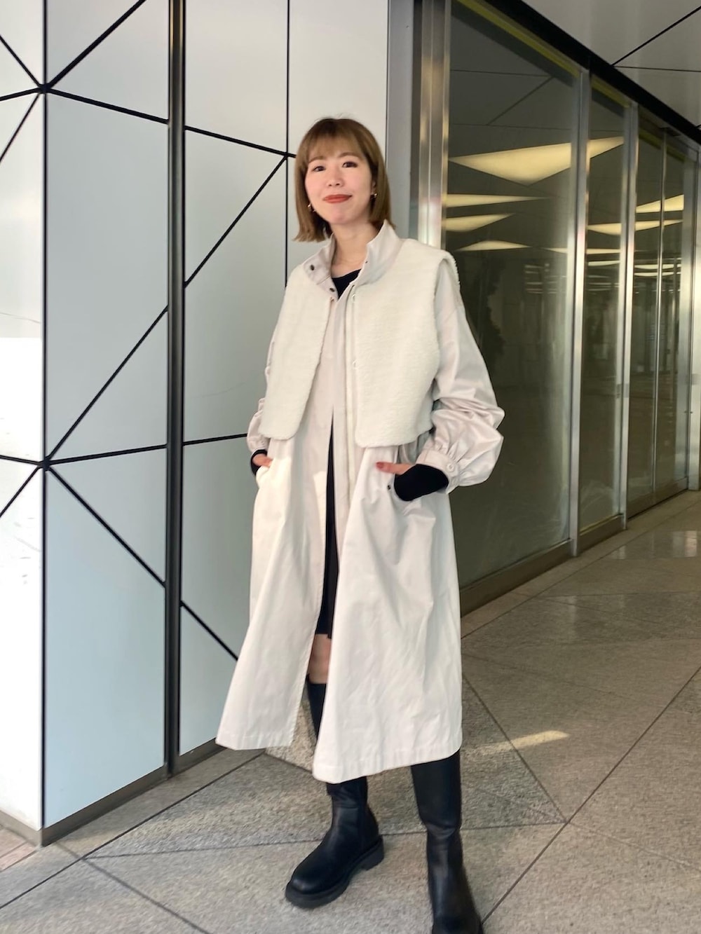 ブラック系のその他パンツ、ブラック系のニット/セーター、ホワイト系のその他アウターを着用したレディースの秋コーディネートの2枚目の写真