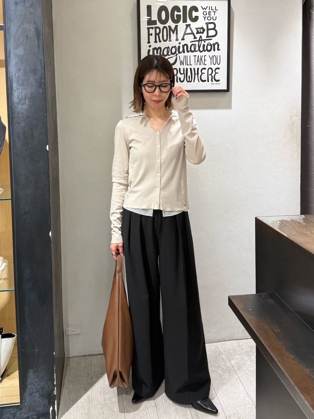 ベージュ系のTシャツ/カットソー、ホワイト系のその他パンツ、イエロー系のショルダーバッグを着用したレディースの春コーディネートの2枚目の写真