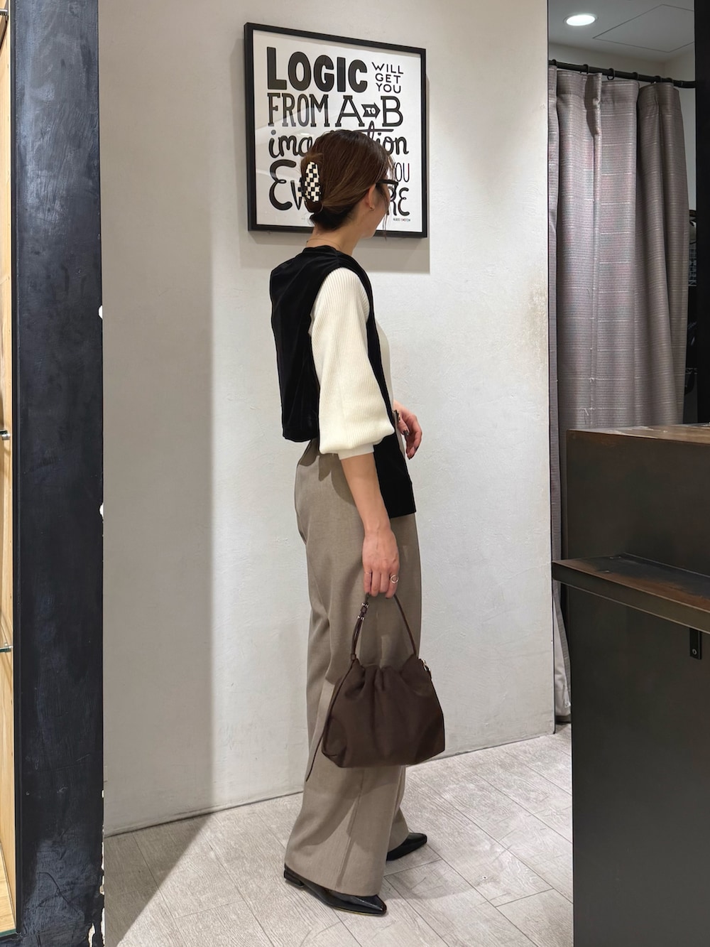 ホワイト系のニット/セーター、ベージュ系のその他パンツ、ブラウン系のショルダーバッグを着用したレディースの冬コーディネートの3枚目の写真