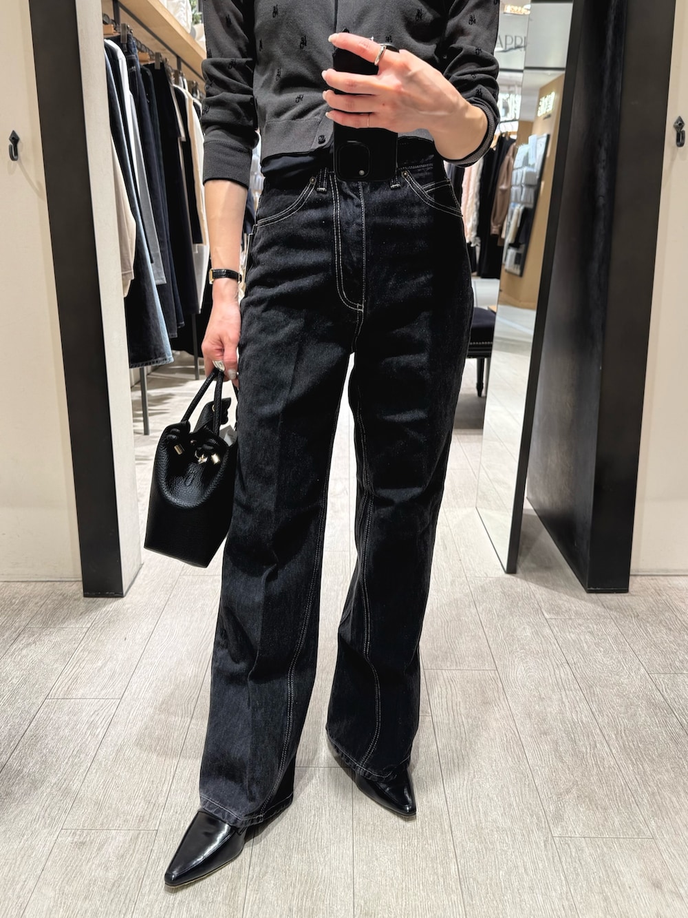 グレー系のカーディガン/ボレロ、ブラック系のデニムパンツ、ブラック系のショルダーバッグを着用したレディースの春コーディネートの2枚目の写真