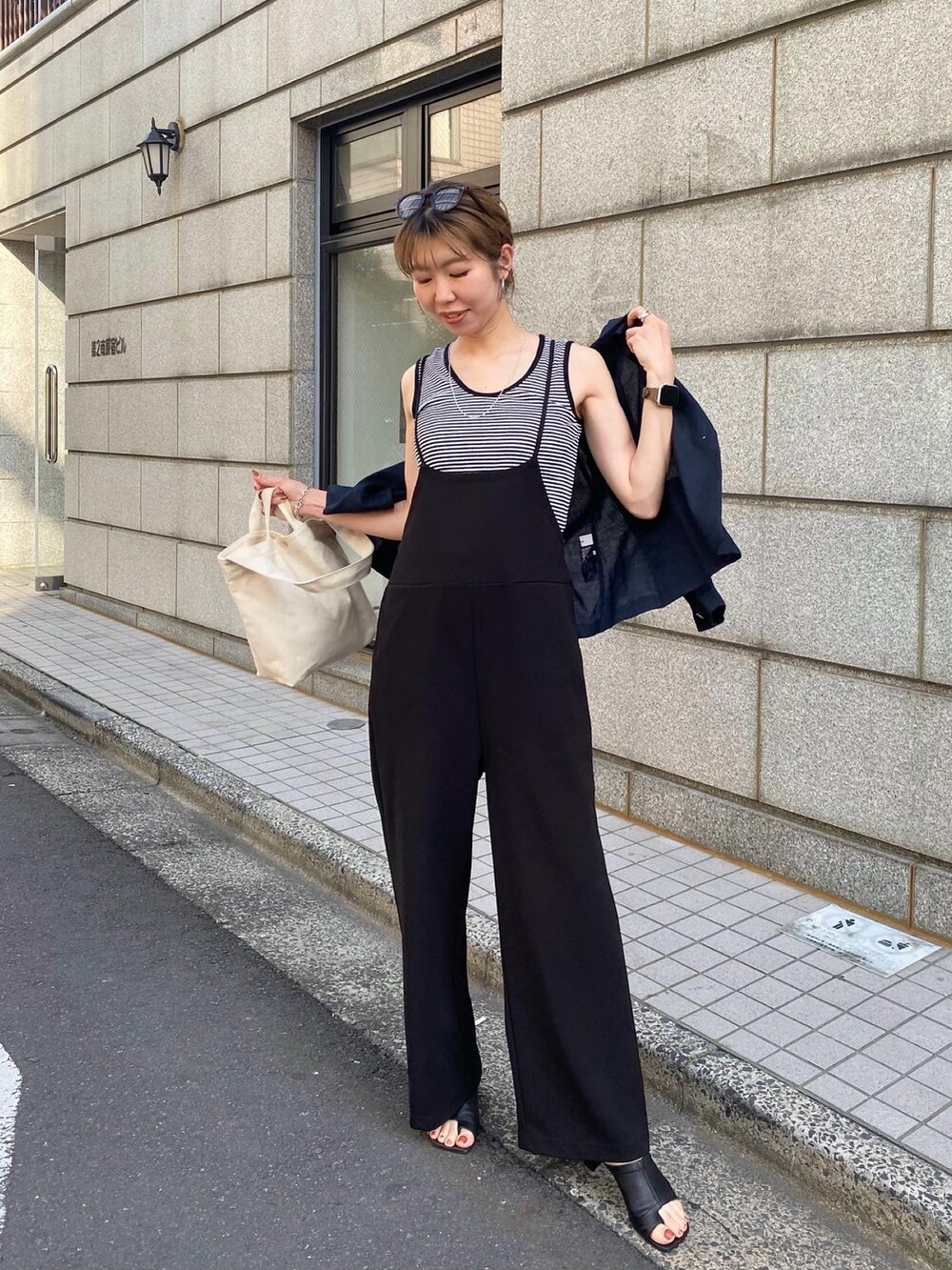 「初夏コーデ、メガネ女子、モノトーン、お出かけコーデ、休日スタイル、レイヤードスタイル、シンプルコーデ、ラクチンコーデ、ボーダー、タンクトップ、サロペット、ジャケット、テーラードジャケット、リネン、トートバッグ」｜「TOMORROWLAND のアイテム（タンクトップ、ブラック系）」を使った、ike_lemageさん（レディース・164cm）の春コーディネートの2枚目の写真