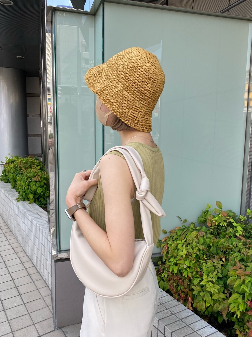 ホワイト系のその他パンツ、ブラック系のサンダル、グリーン系のニット/セーターを着用したレディースの夏コーディネートの2枚目の写真