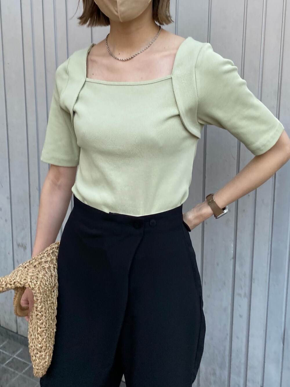 グリーン系のTシャツ/カットソー、ブラック系のその他パンツ、ブラック系のシューズを着用したレディースの春コーディネートの4枚目の写真