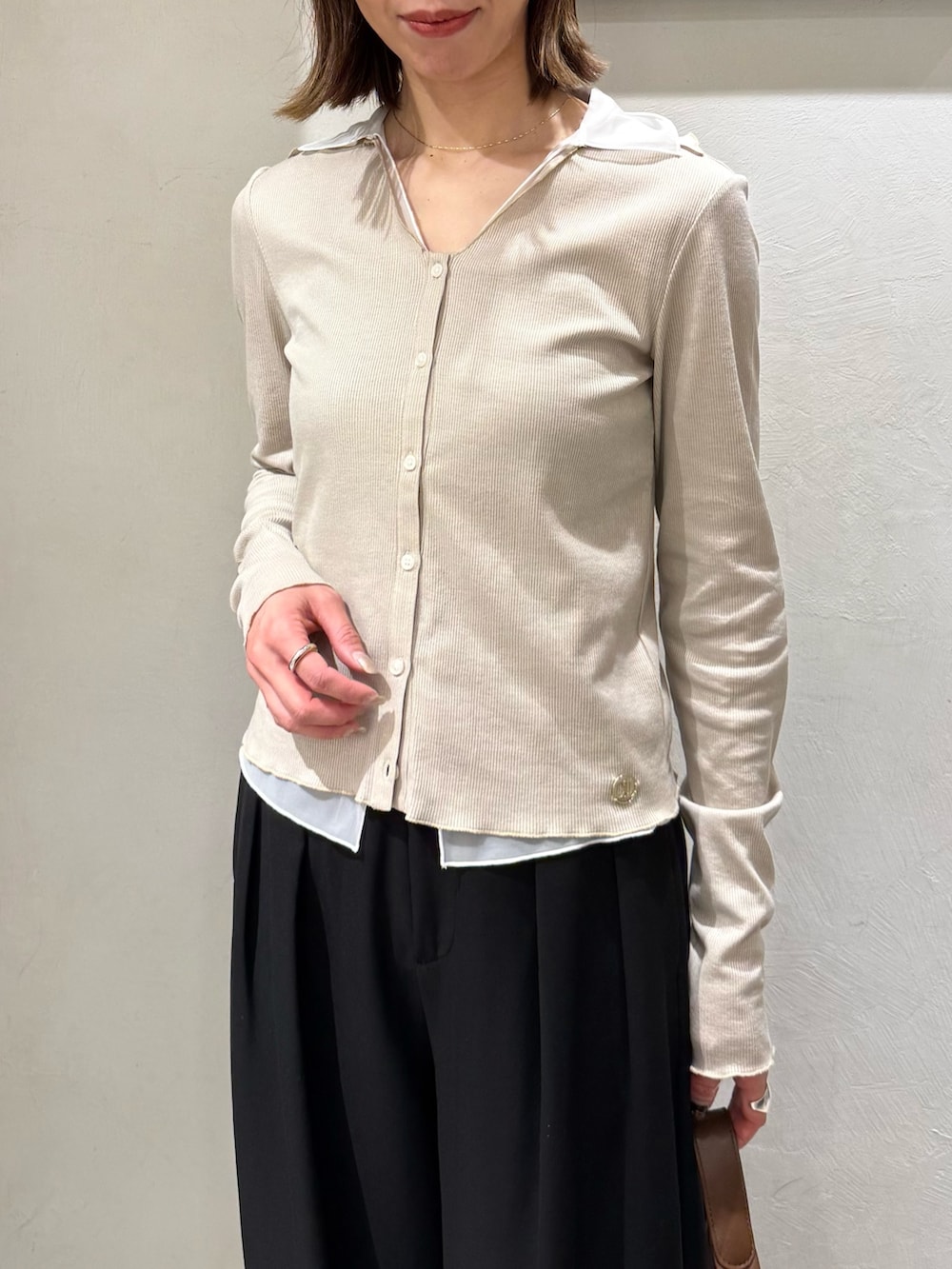 ベージュ系のTシャツ/カットソー、ホワイト系のその他パンツ、イエロー系のショルダーバッグを着用したレディースの春コーディネートの3枚目の写真