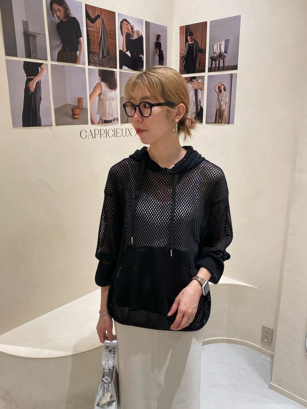 「秋コーデ、休日スタイル、ロングスカート、モノトーン、メガネ女子、ビッグシルエット、お出かけコーデ、秋服準備はじめました、きれいめカジュアル、シンプル、モノトーンコーデ、フーディー、メッシュ、シルバー、スクエアバッグ」｜「YENNのアイテム（トップス、ブラック系）」を使った、ike_lemageさん（レディース・164cm）の秋コーディネートの2枚目の写真