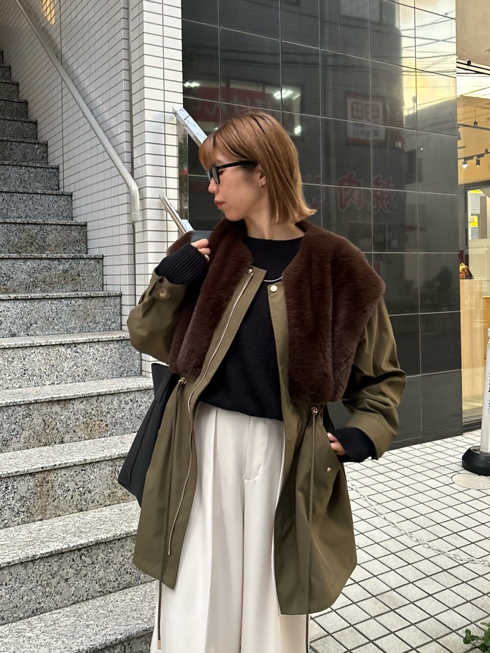 「ファッションを楽しもう、冬コーデ、きれいめカジュアル、大人カジュアル、シンプルコーデ、休日スタイル、レイヤードスタイル、冬アウター、モッズコート、ファーコート、ニット、スラックス、白パンツ、ブーツ、メガネ女子」｜「CAPRICIEUX LE'MAGEのホールスリーブニット（ニット/セーター、ブラック系）」を使った、ike_lemageさん（レディース・164cm）の秋コーディネートの2枚目の写真