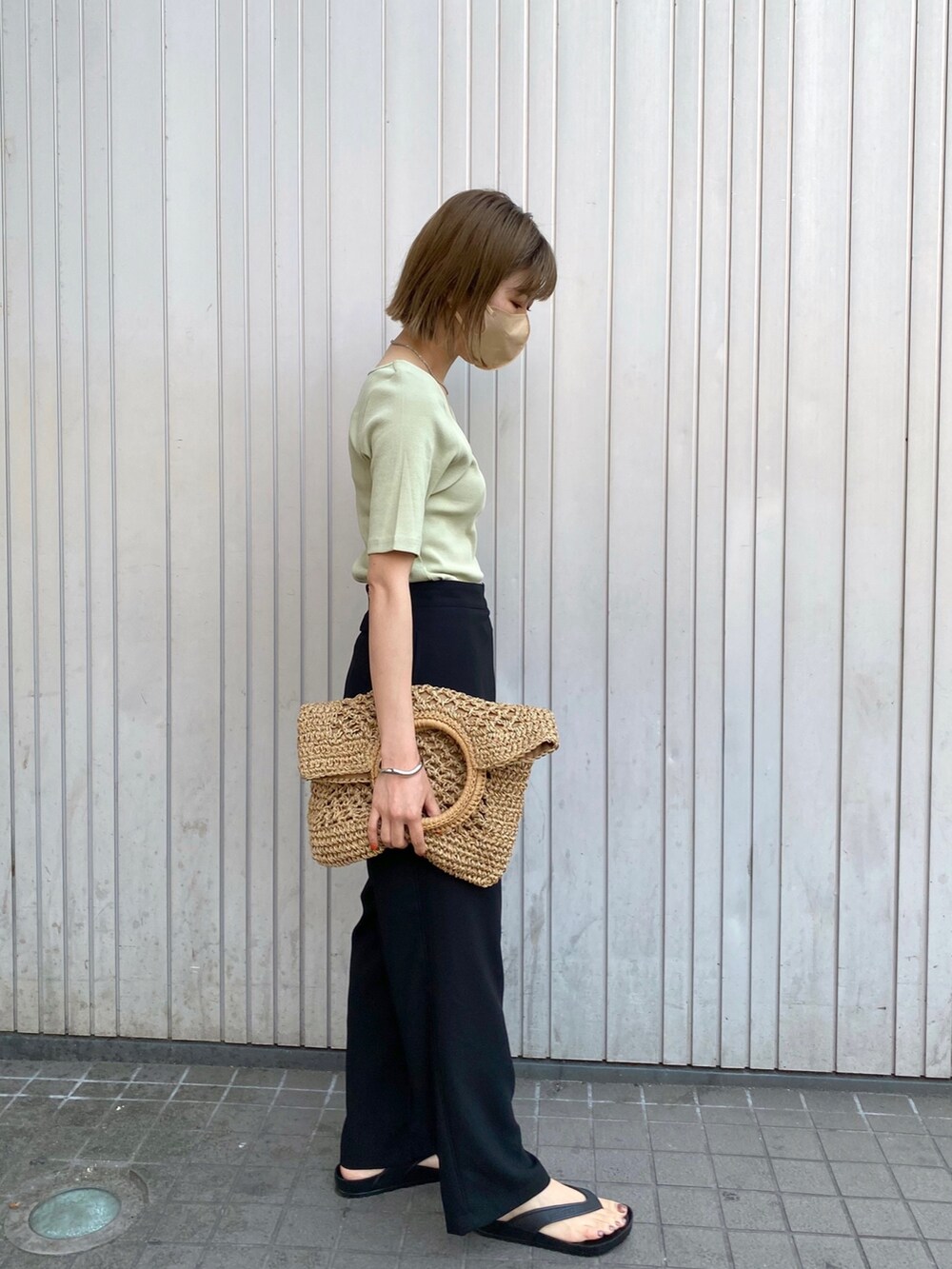 グリーン系のTシャツ/カットソー、ブラック系のその他パンツ、ブラック系のシューズを着用したレディースの春コーディネートの3枚目の写真