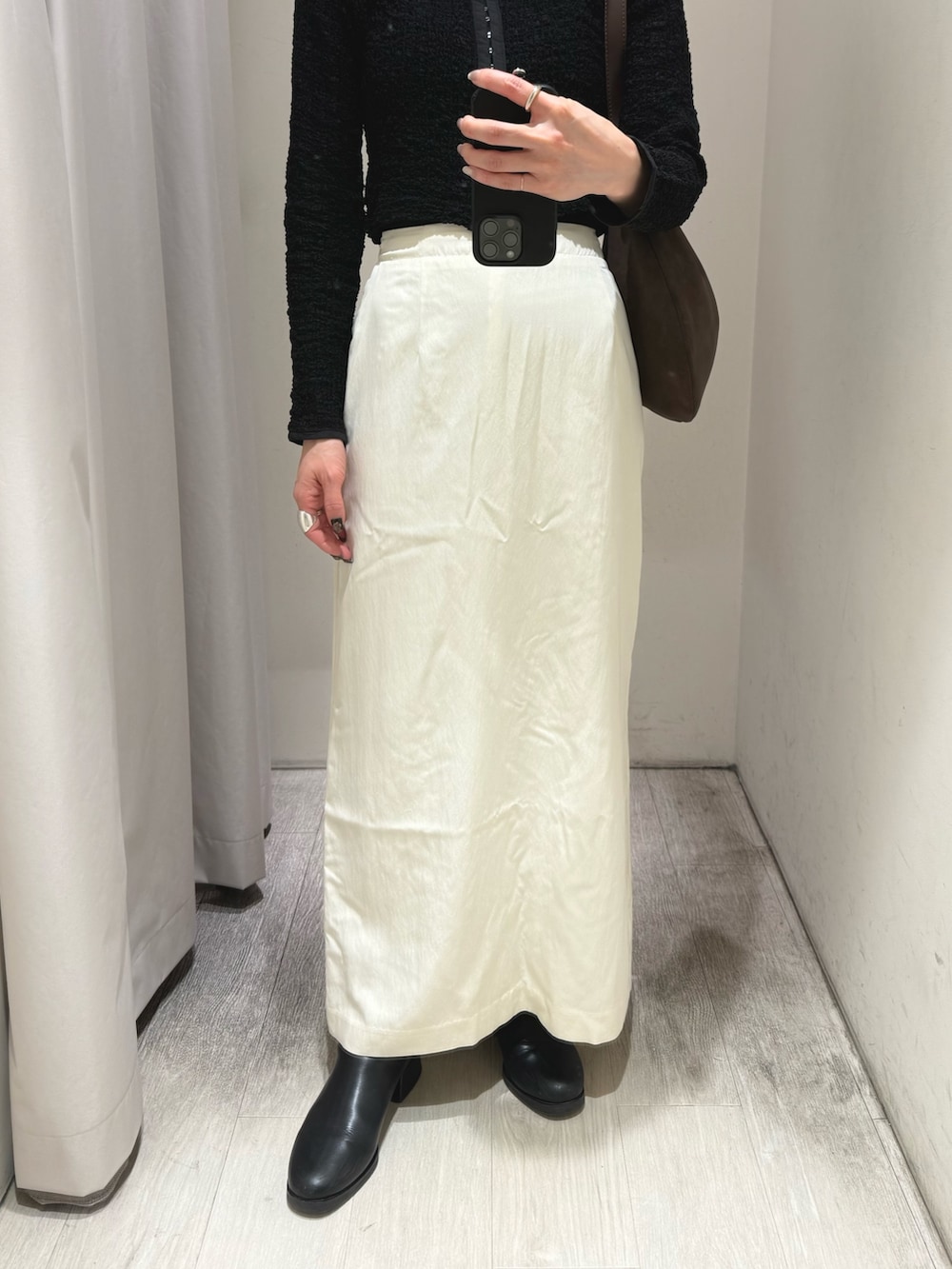 ブラック系のシャツ/ブラウス、ブラウン系のショルダーバッグ、ホワイト系のスカートを着用したレディースの冬コーディネートの4枚目の写真