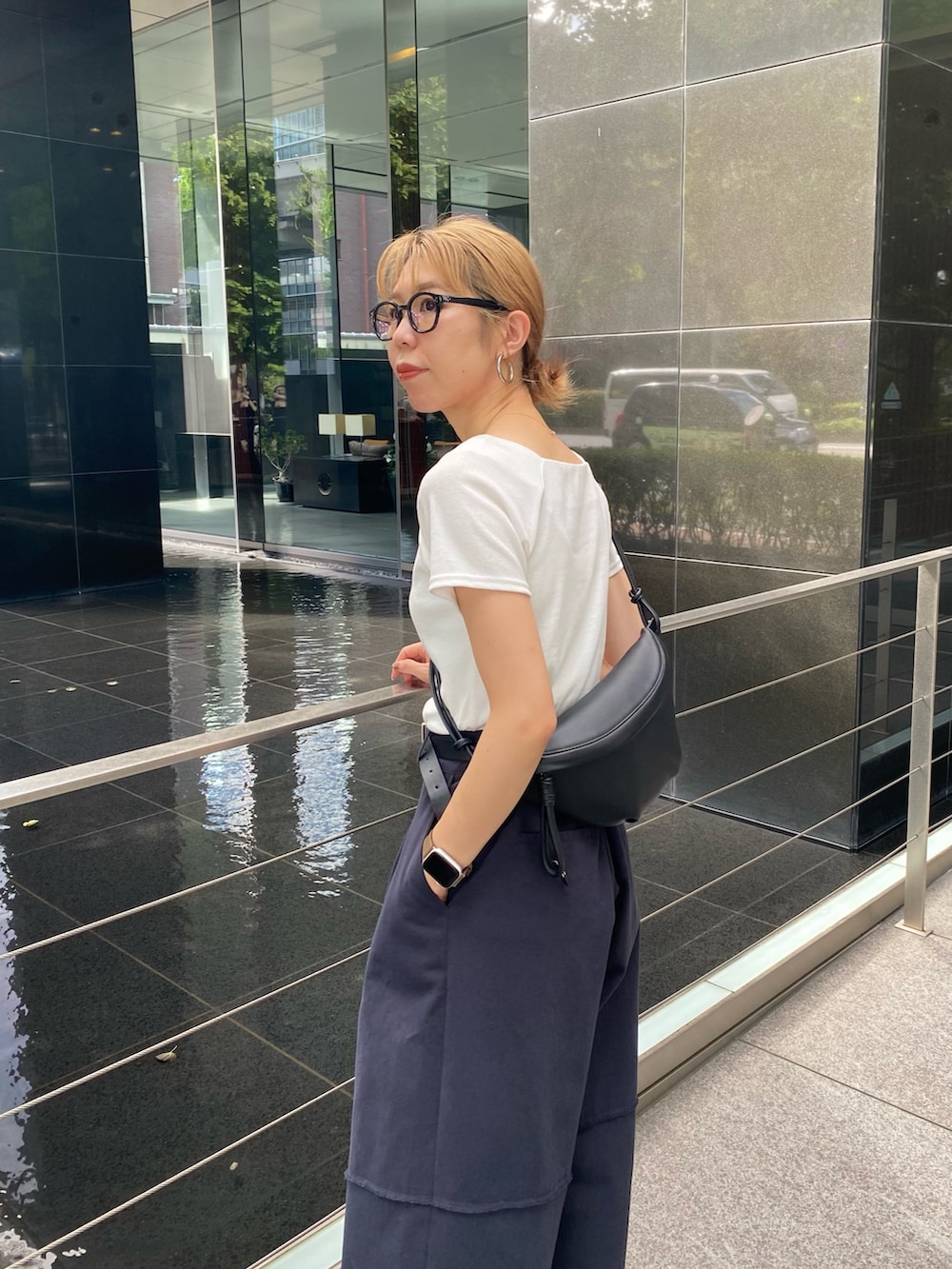 ホワイト系のTシャツ/カットソー、ブルー系のその他パンツ、ブラック系のパンプスを着用したレディースの秋コーディネートの2枚目の写真