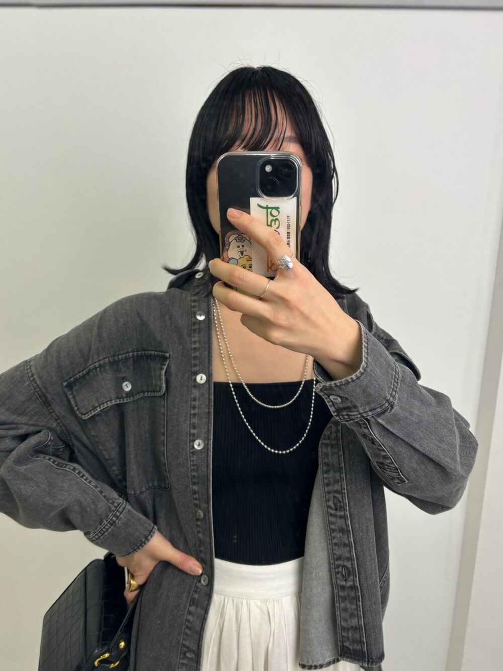 グレー系のシャツ/ブラウスを着用したレディースの冬コーディネートの2枚目の写真