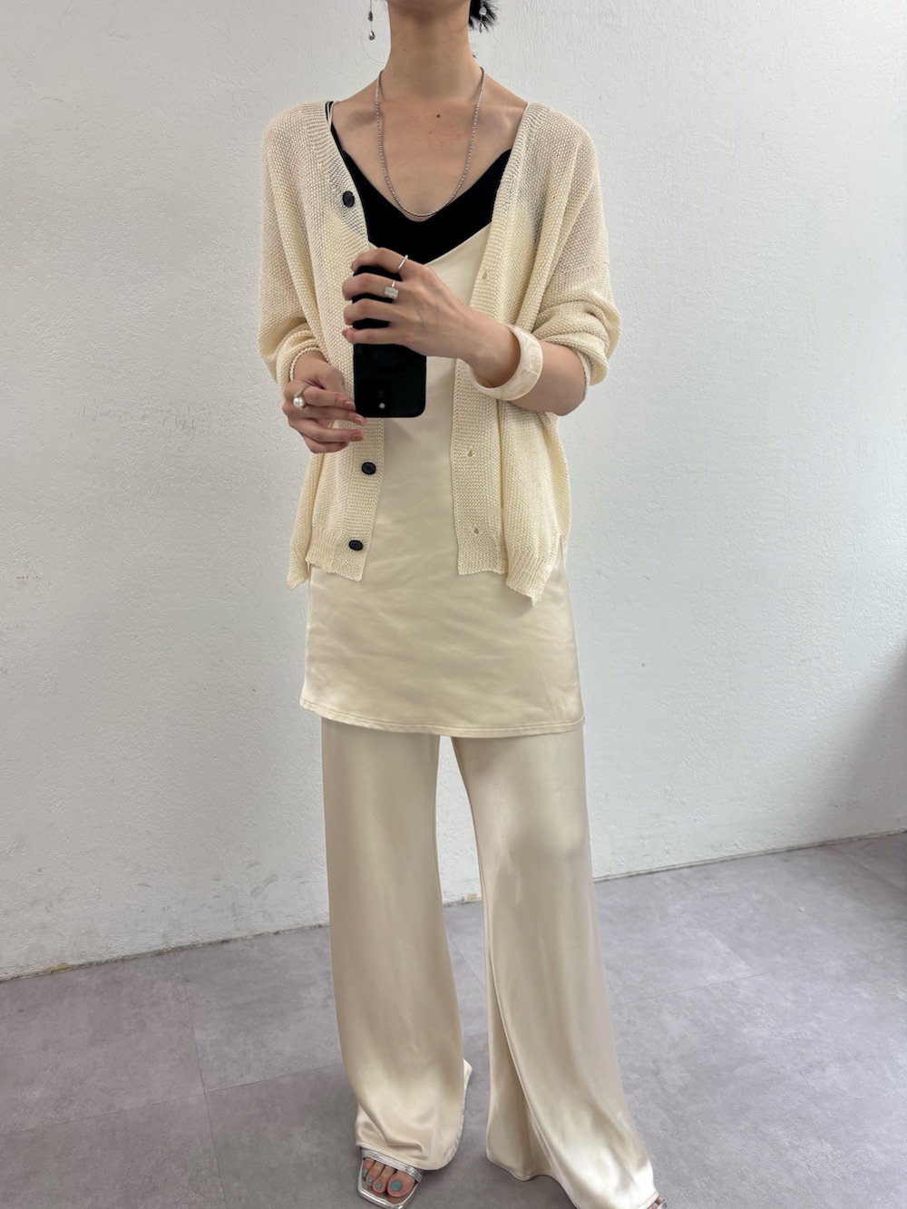 ホワイト系のカーディガン/ボレロ、ベージュ系のシャツ/ブラウス、ベージュ系のその他パンツを着用したレディースの夏コーディネートの3枚目の写真