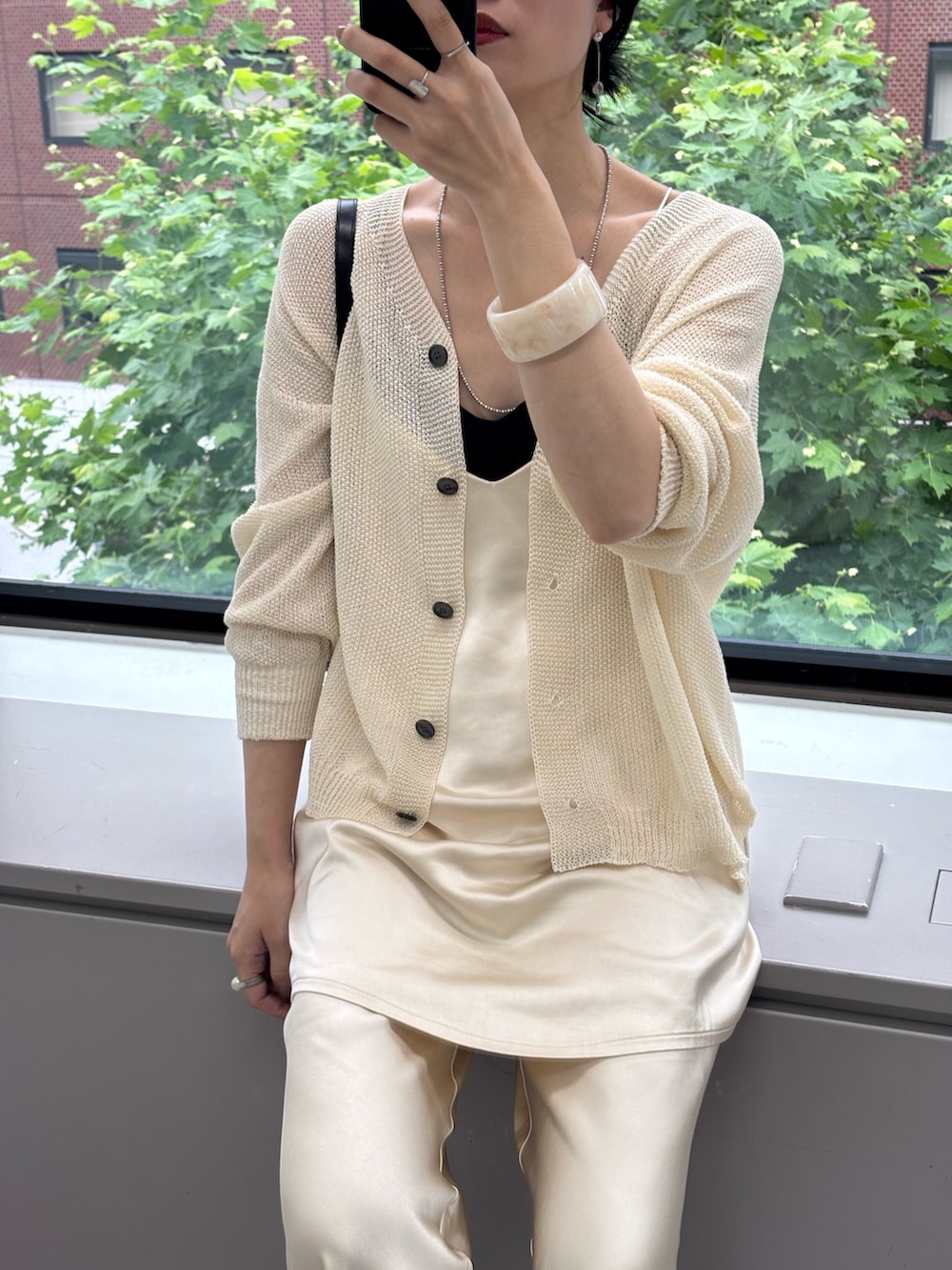 ホワイト系のカーディガン/ボレロ、ベージュ系のシャツ/ブラウス、ベージュ系のその他パンツを着用したレディースの夏コーディネートの5枚目の写真