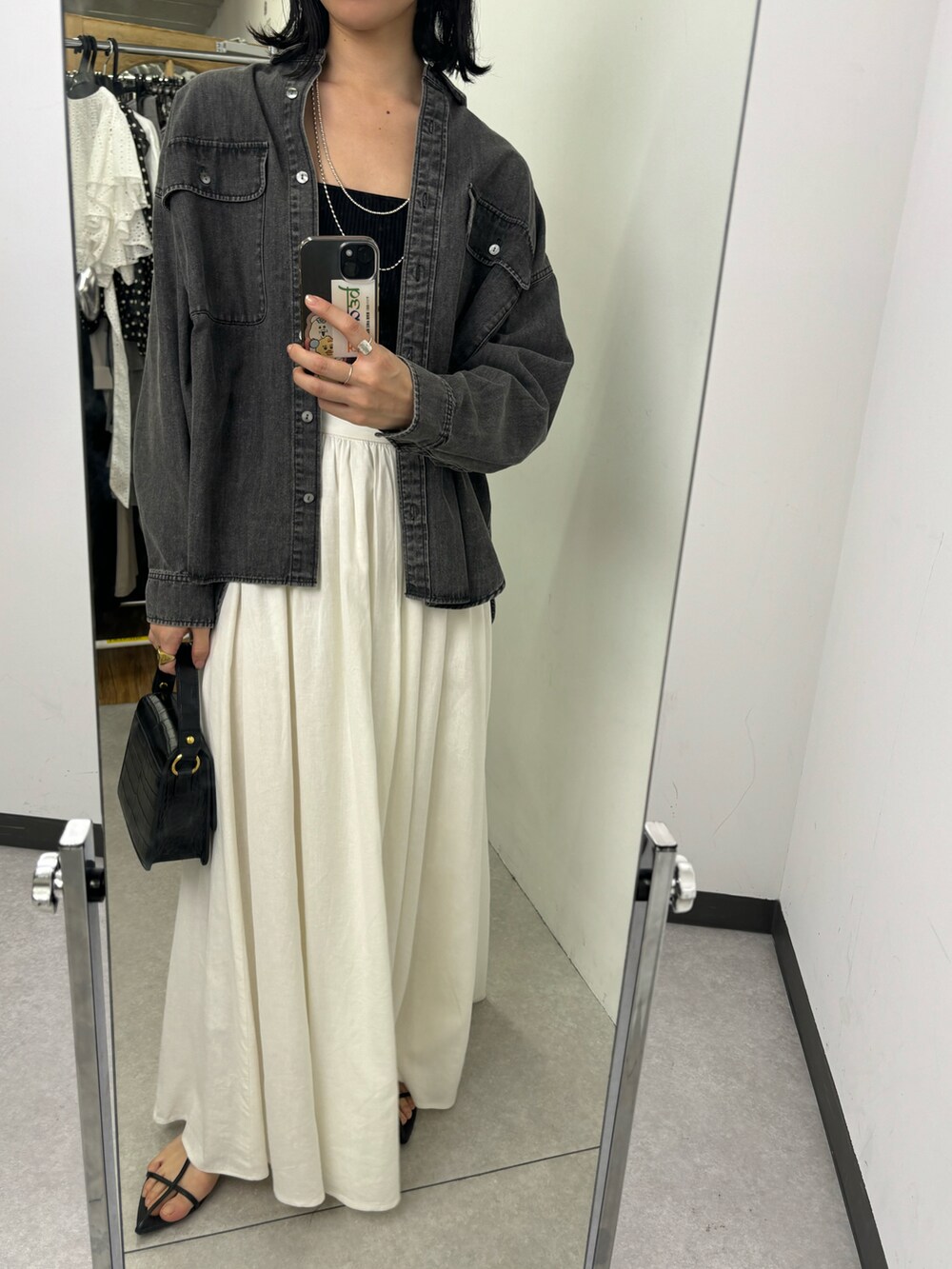 グレー系のシャツ/ブラウスを着用したレディースの冬コーディネートの4枚目の写真