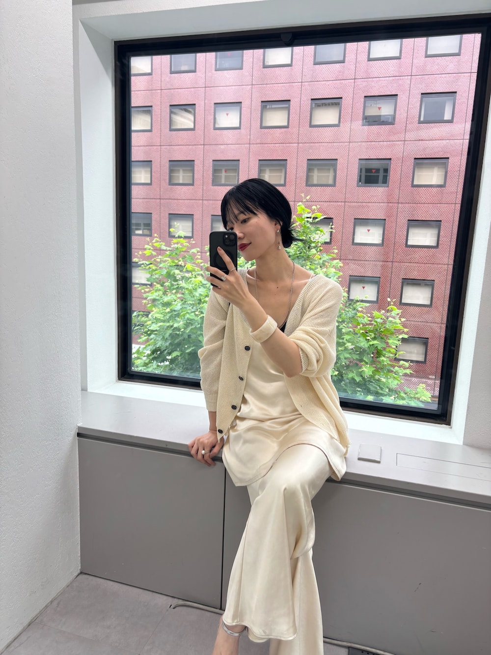 ホワイト系のカーディガン/ボレロ、ベージュ系のシャツ/ブラウス、ベージュ系のその他パンツを着用したレディースの夏コーディネートの4枚目の写真