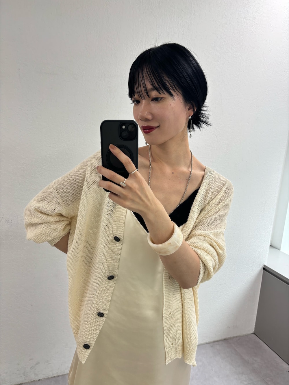 ホワイト系のカーディガン/ボレロ、ベージュ系のシャツ/ブラウス、ベージュ系のその他パンツを着用したレディースの夏コーディネートの2枚目の写真