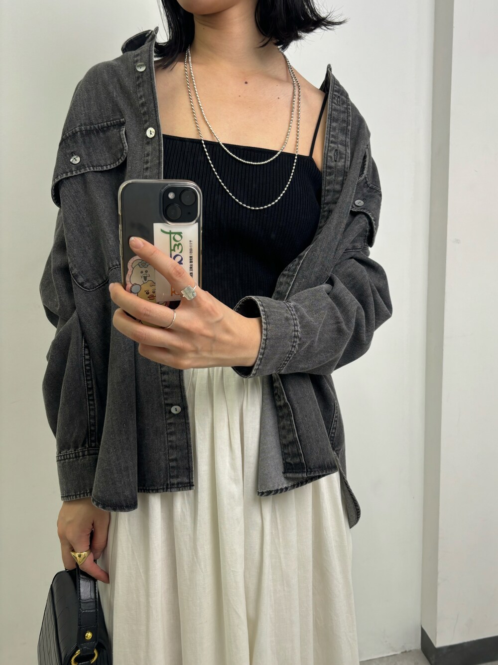 グレー系のシャツ/ブラウスを着用したレディースの冬コーディネートの3枚目の写真