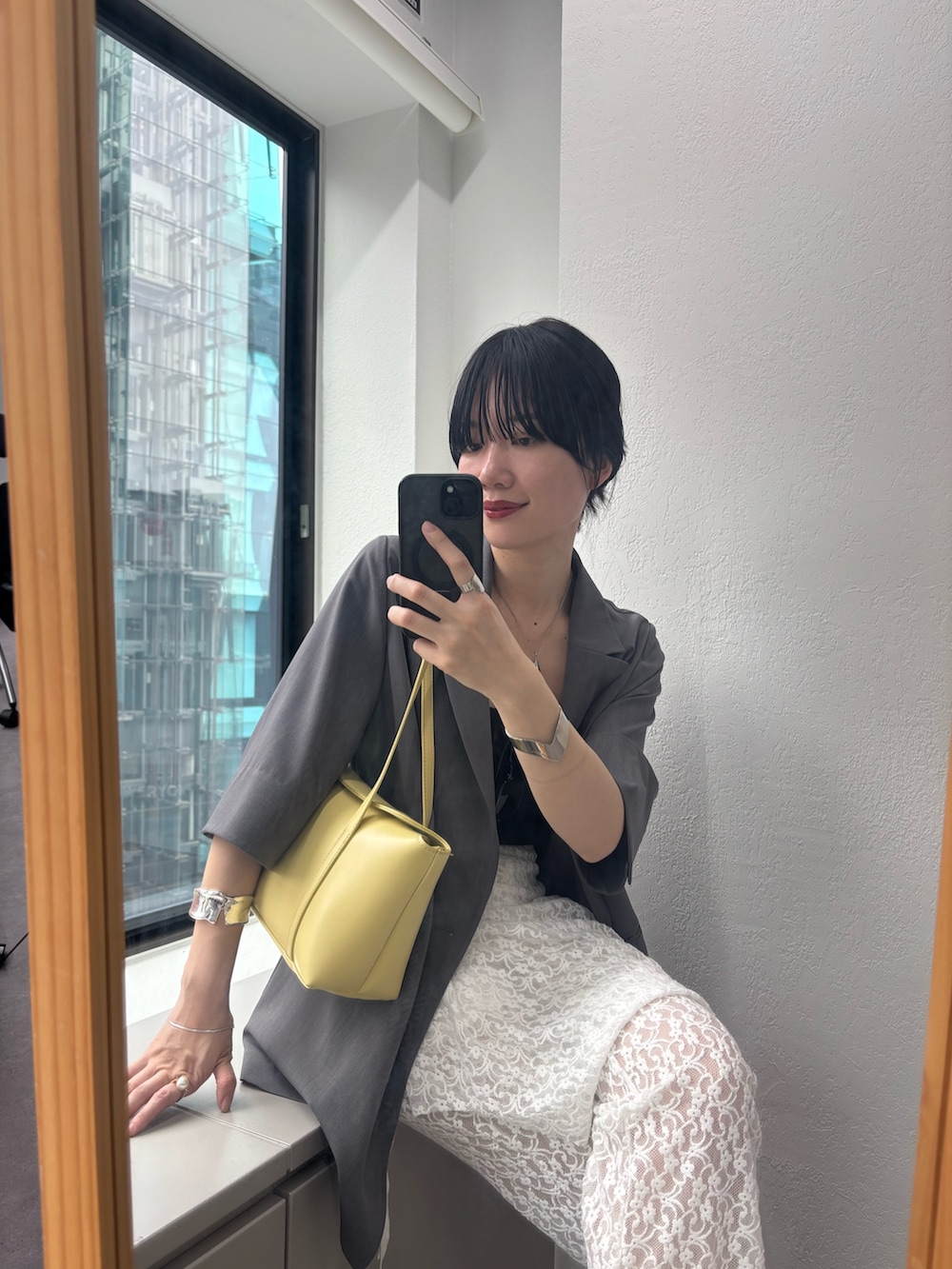 グレー系のテーラードジャケット、ホワイト系のその他パンツを着用したレディースの春コーディネートの2枚目の写真