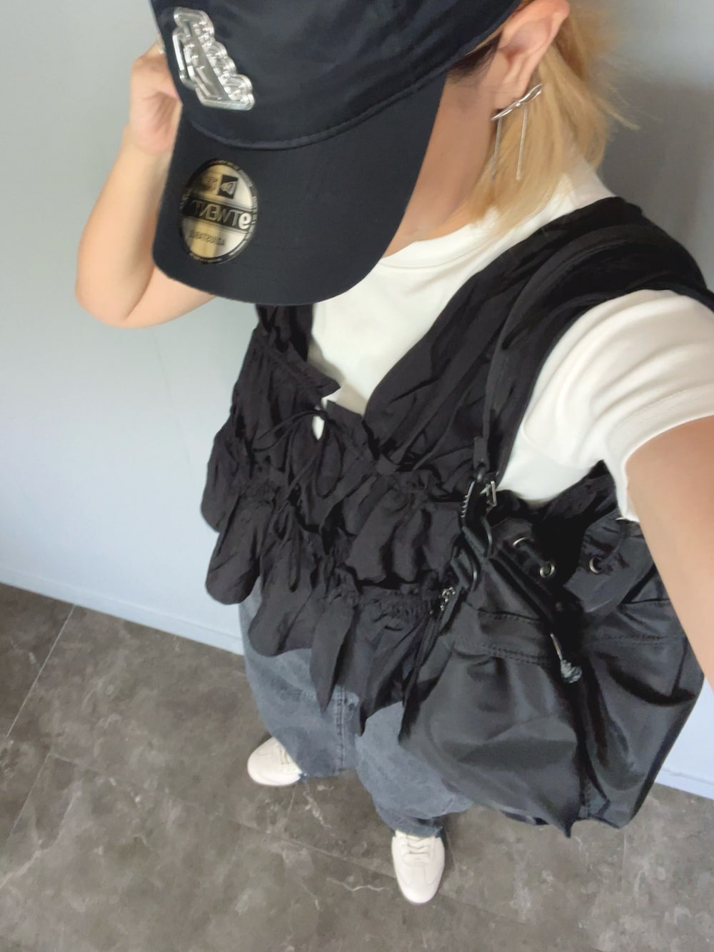 ブラック系のシャツ/ブラウス、ホワイト系のTシャツ/カットソー、グレー系のデニムパンツを着用したレディースの夏コーディネートの2枚目の写真